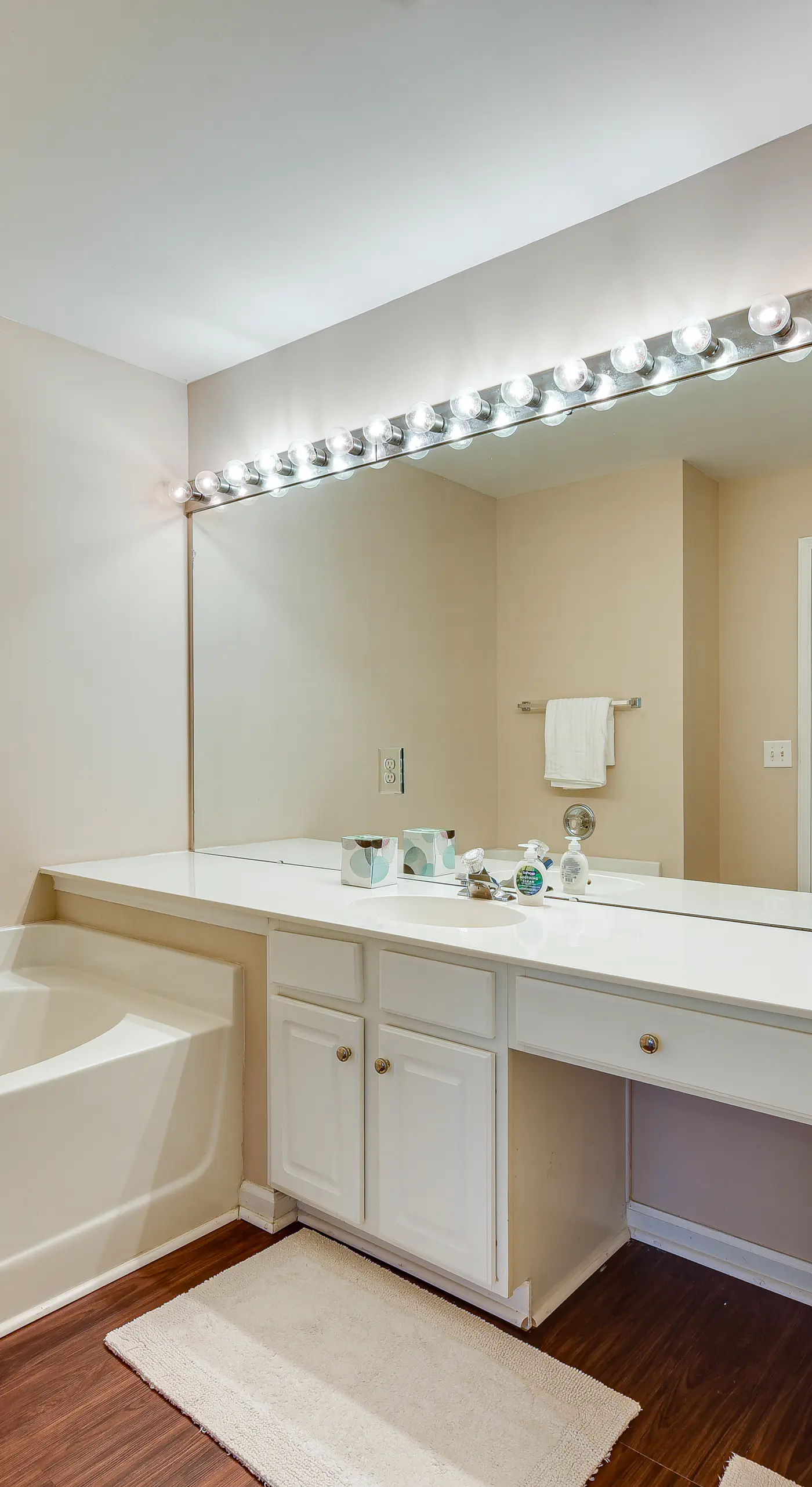 Charlotte Townhome w/ Deck: 18 Mi to Downtown!