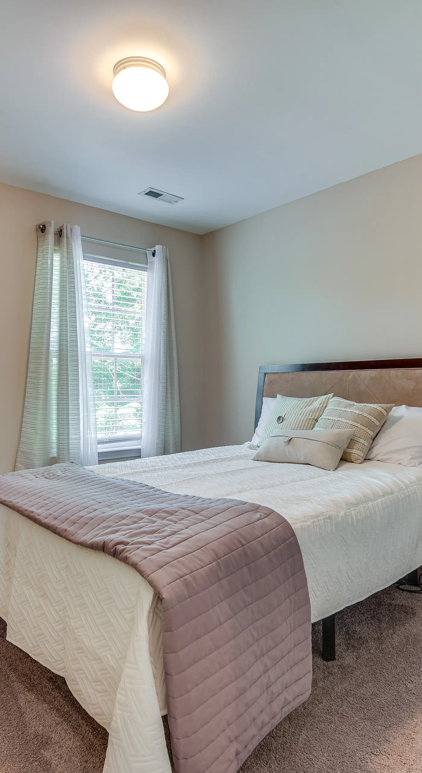 Charlotte Townhome w/ Deck: 18 Mi to Downtown!