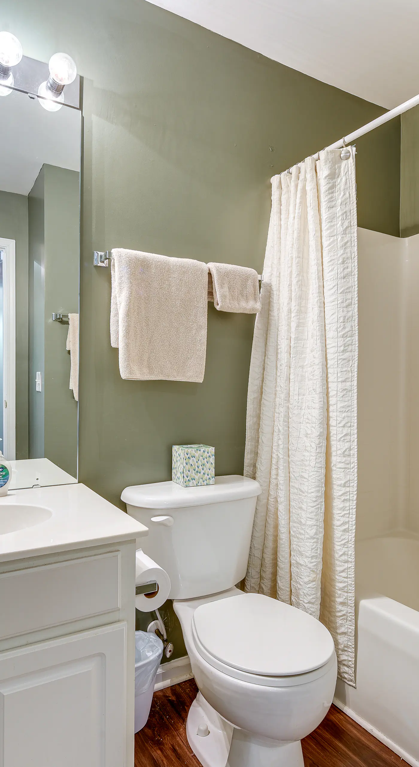 Charlotte Townhome w/ Deck: 18 Mi to Downtown!