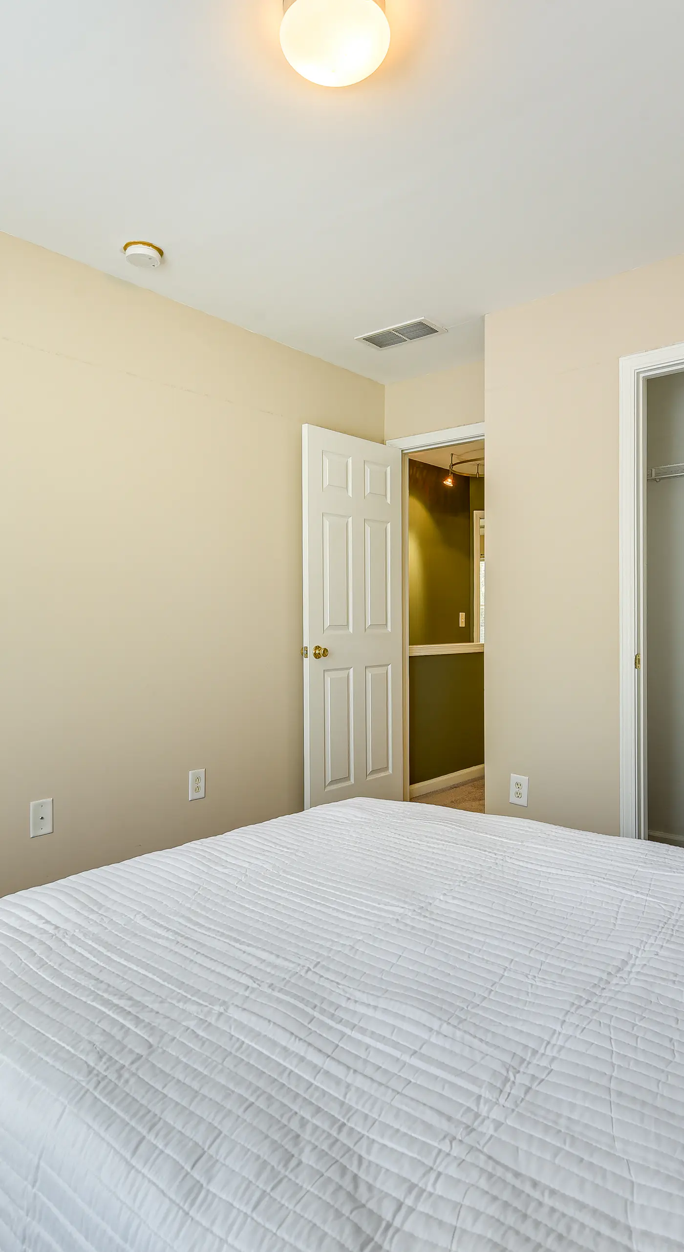 Charlotte Townhome w/ Deck: 18 Mi to Downtown!