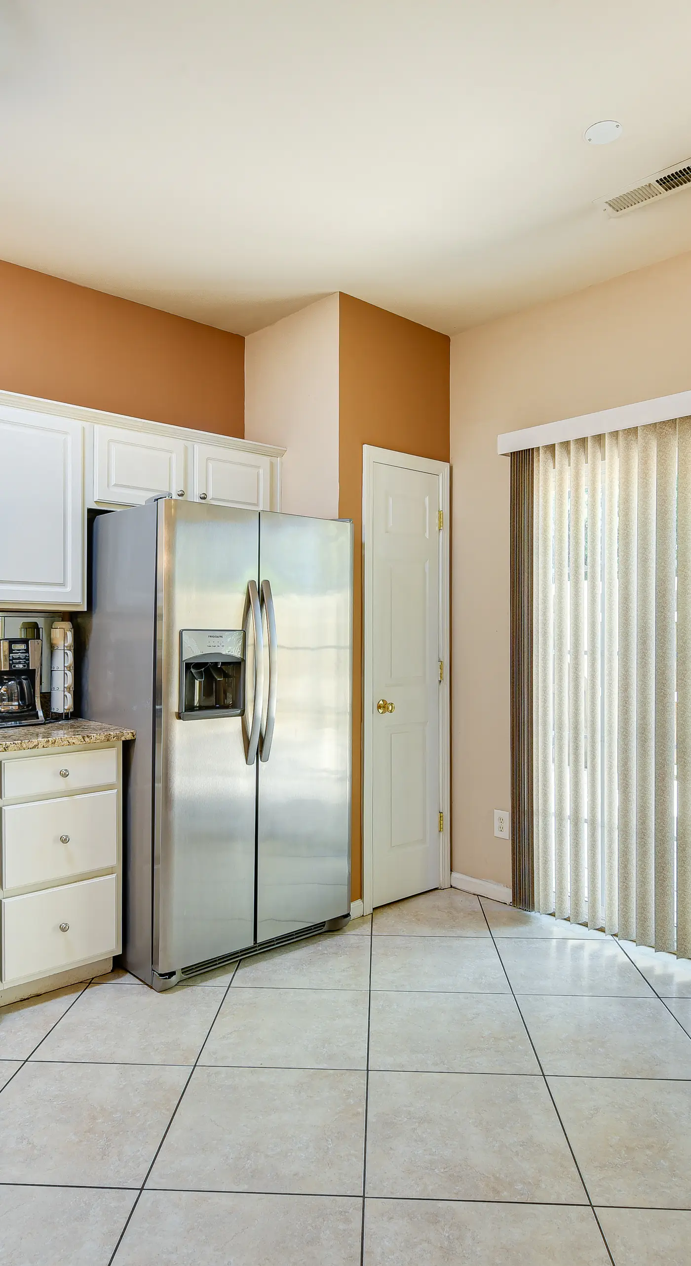 Charlotte Townhome w/ Deck: 18 Mi to Downtown!