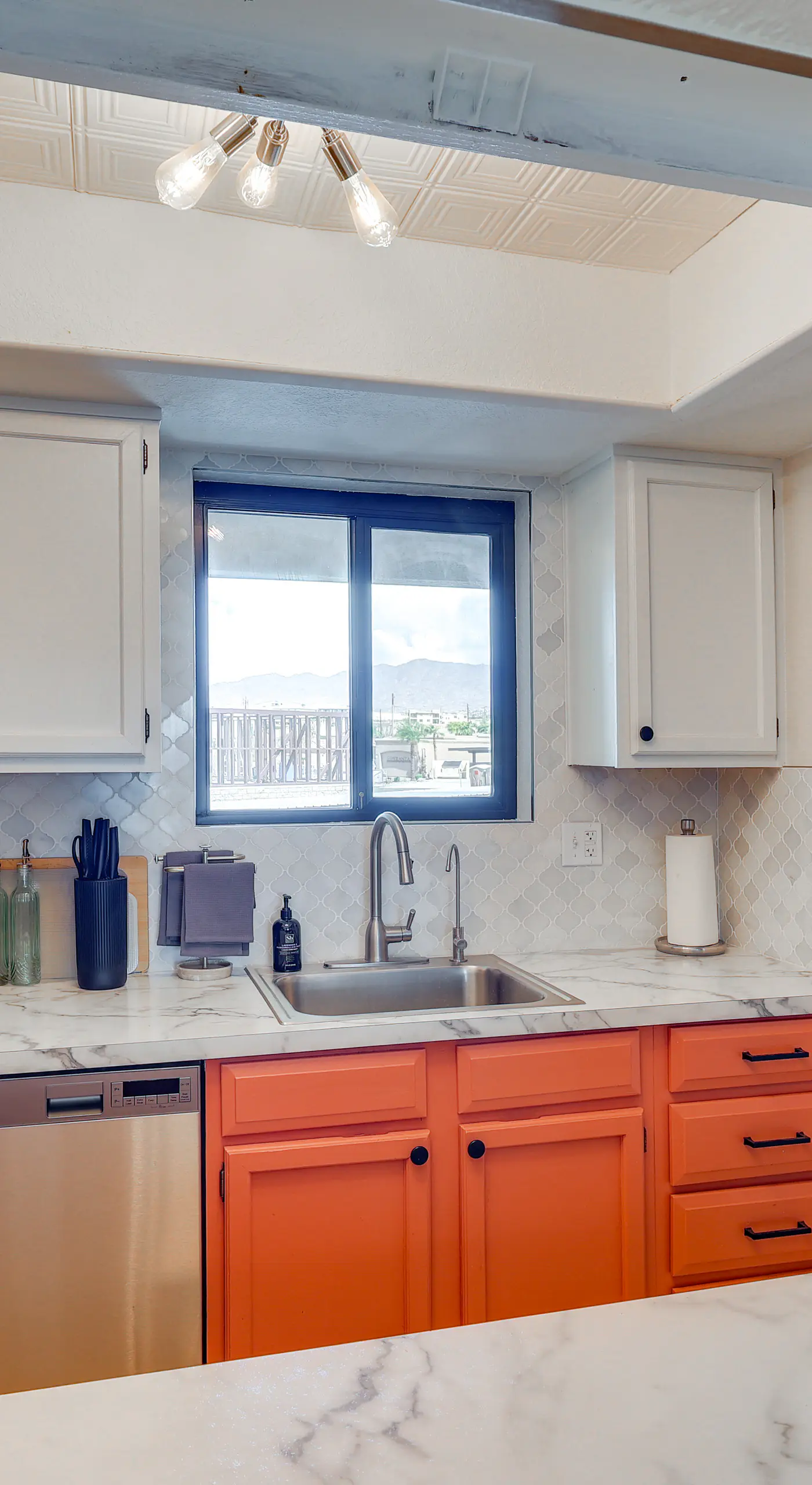 < 2 Mi to London Bridge: Chic Condo w/ Pool Access