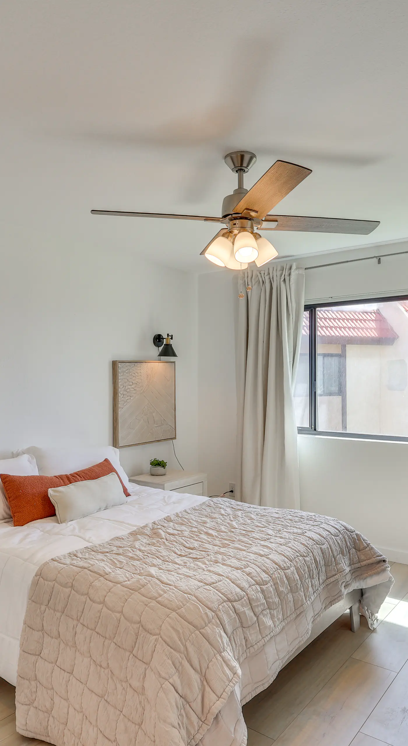 < 2 Mi to London Bridge: Chic Condo w/ Pool Access