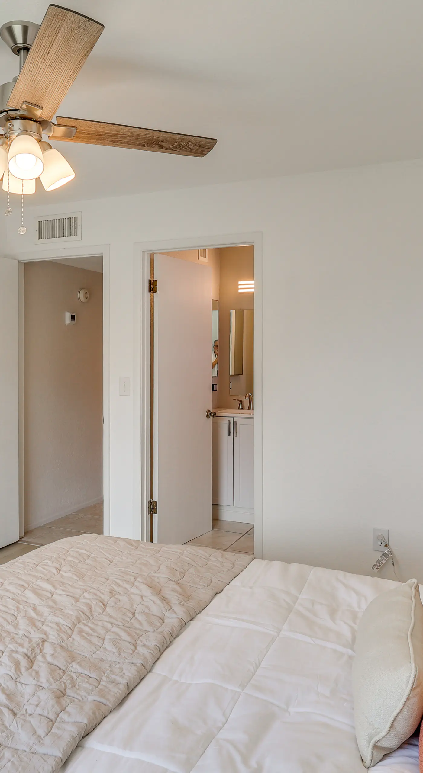 < 2 Mi to London Bridge: Chic Condo w/ Pool Access