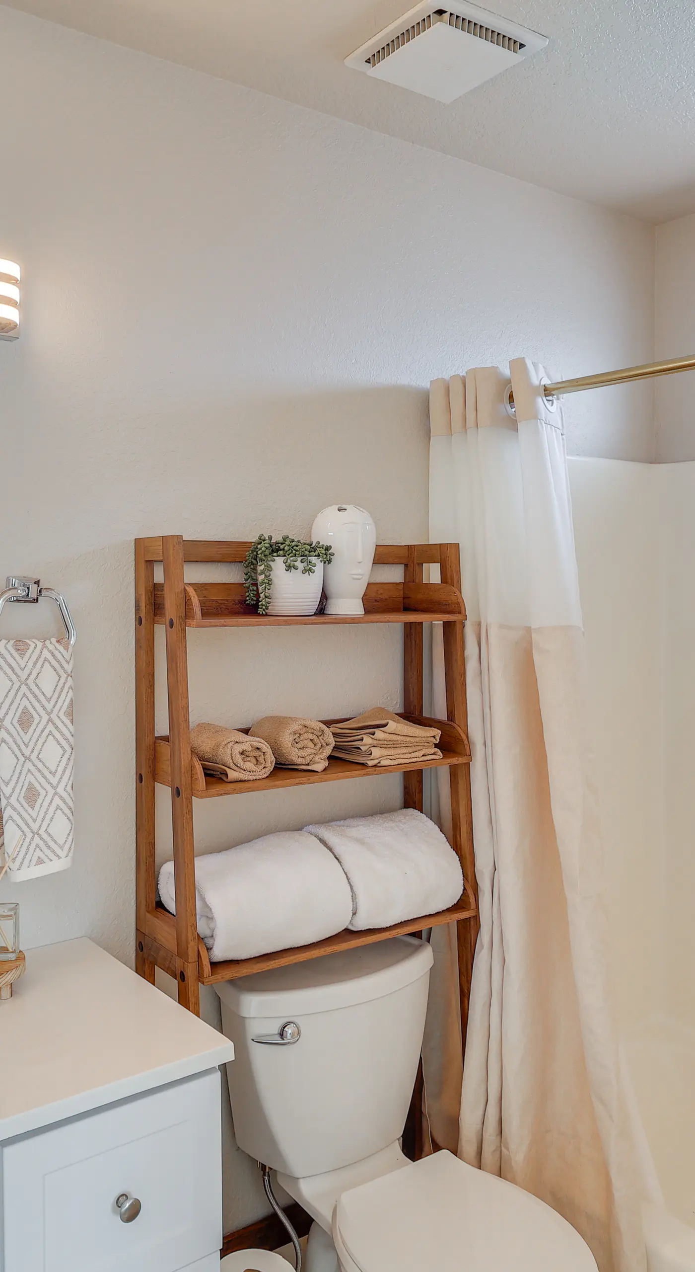 < 2 Mi to London Bridge: Chic Condo w/ Pool Access
