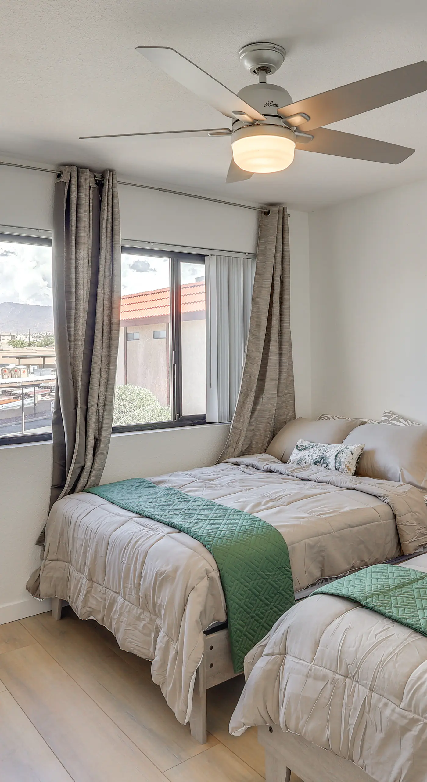 < 2 Mi to London Bridge: Chic Condo w/ Pool Access