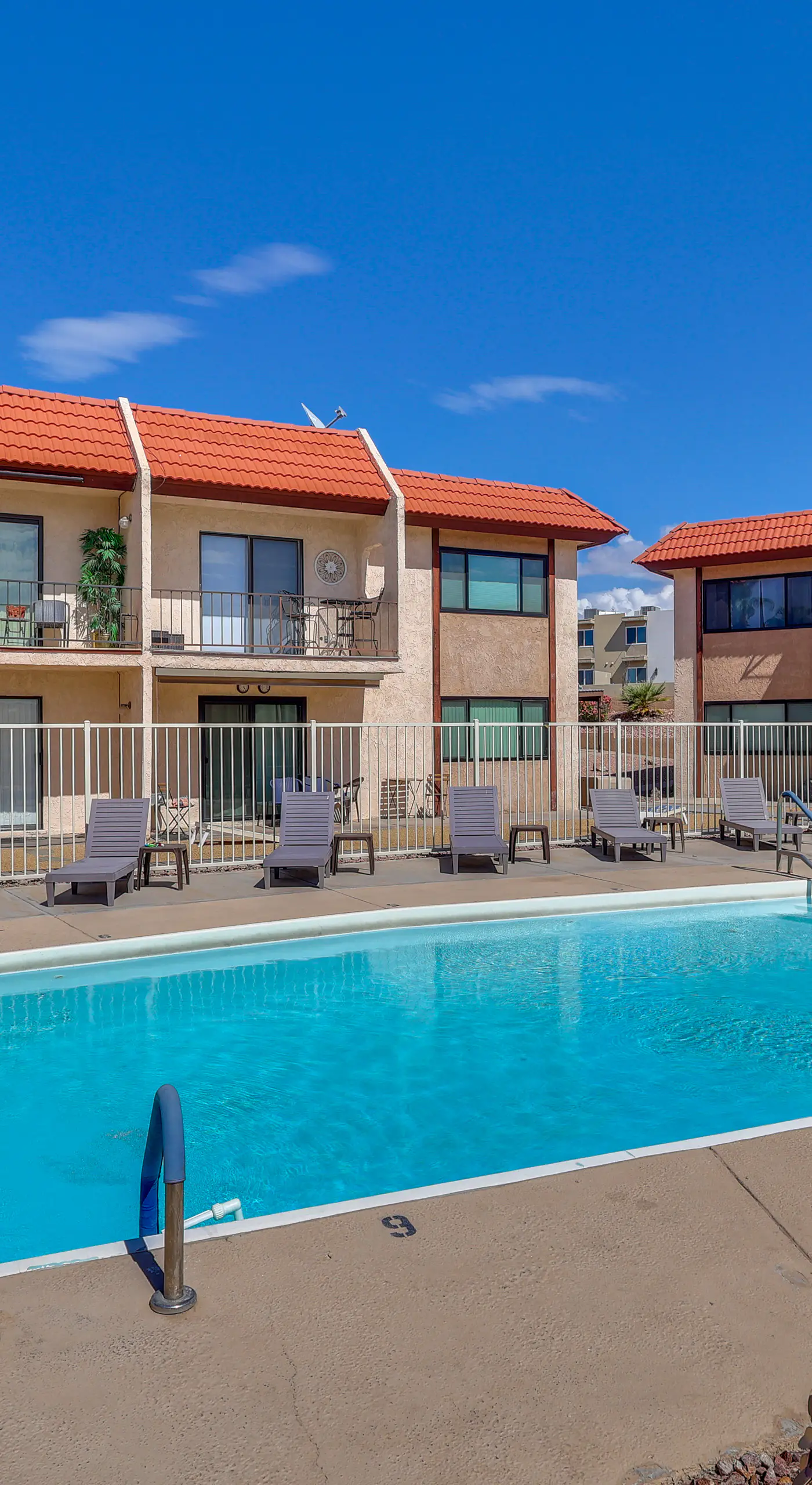 < 2 Mi to London Bridge: Chic Condo w/ Pool Access