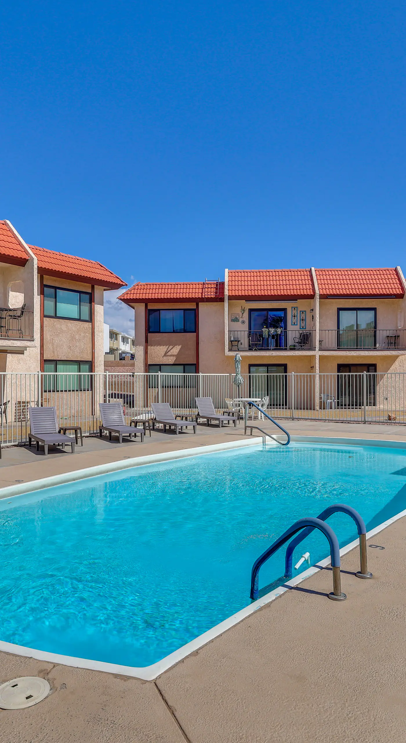 < 2 Mi to London Bridge: Chic Condo w/ Pool Access