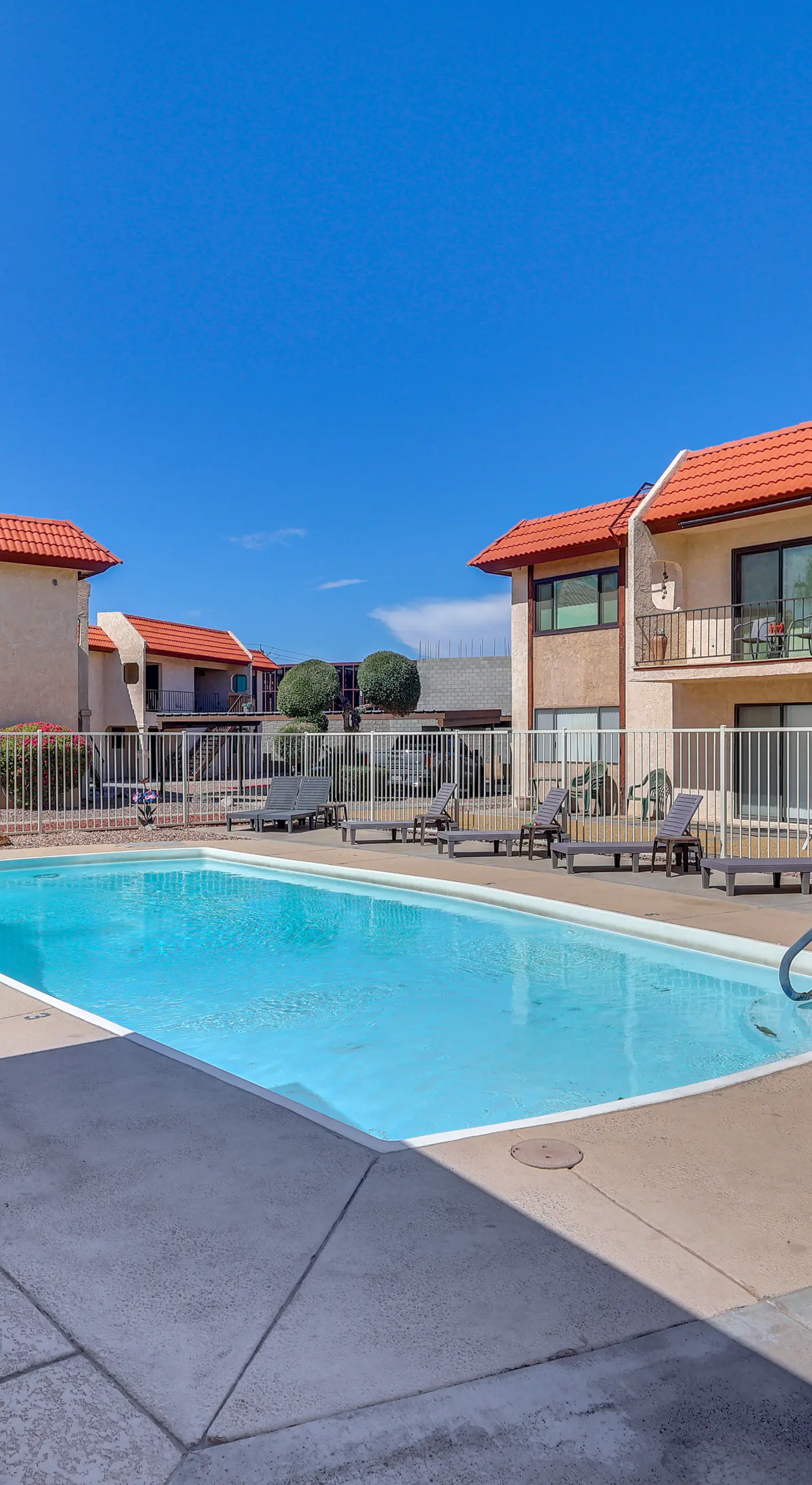 < 2 Mi to London Bridge: Chic Condo w/ Pool Access