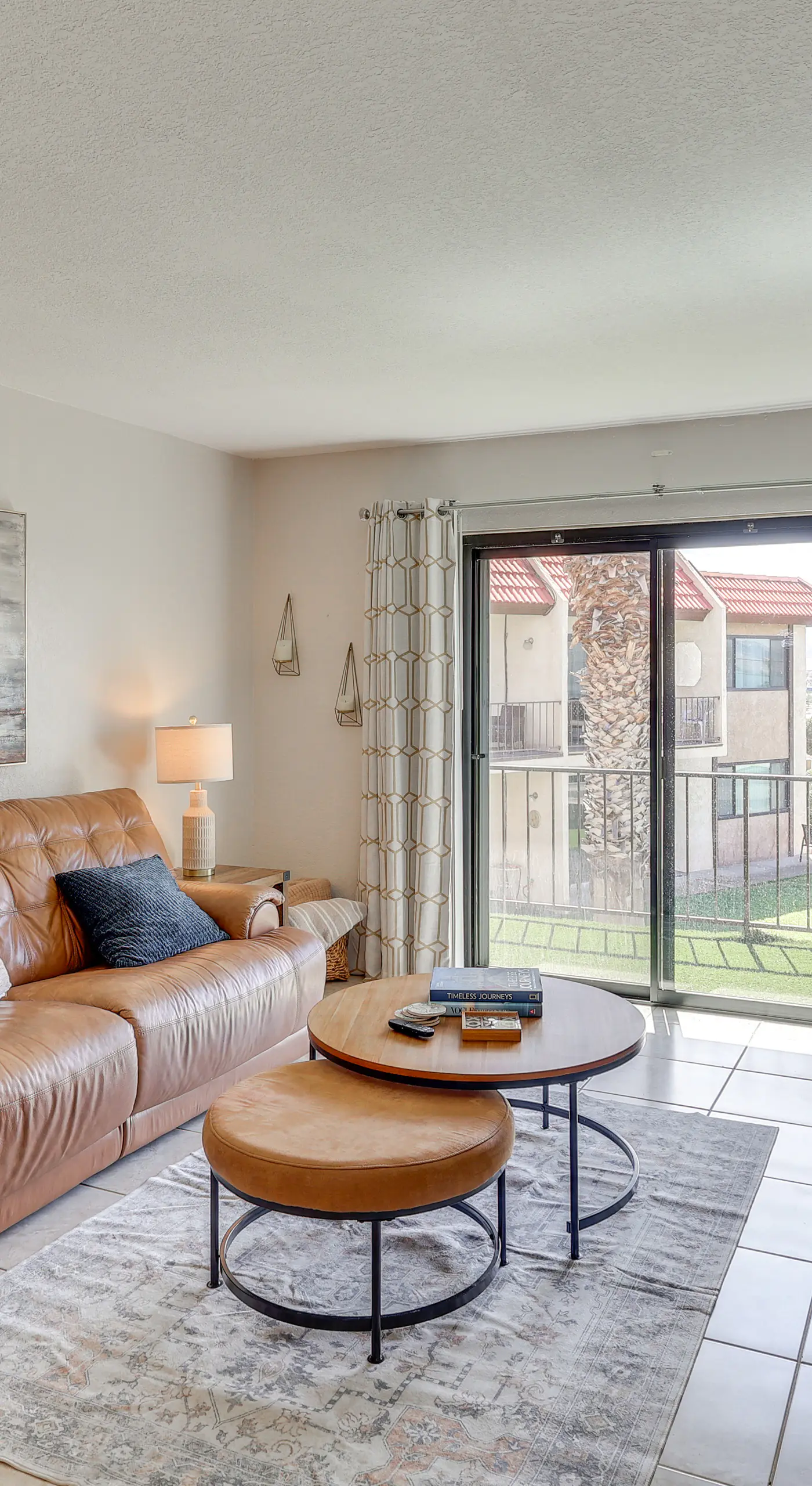 < 2 Mi to London Bridge: Chic Condo w/ Pool Access