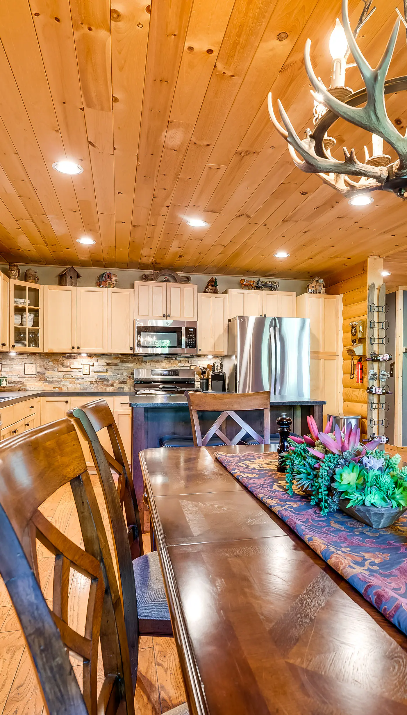 Spacious Packwood Cabin w/ Hot Tub - Near River