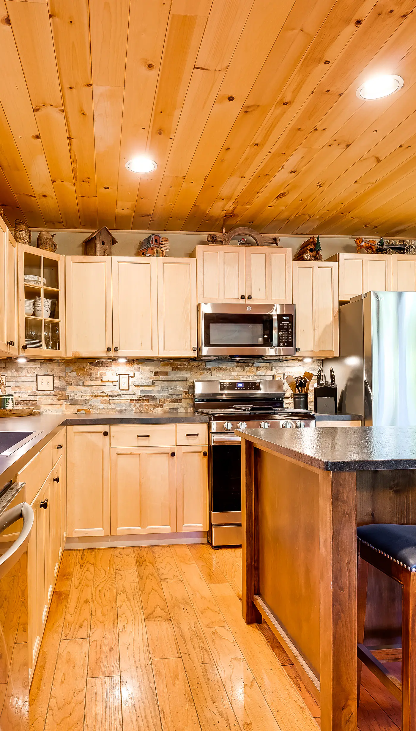 Spacious Packwood Cabin w/ Hot Tub - Near River