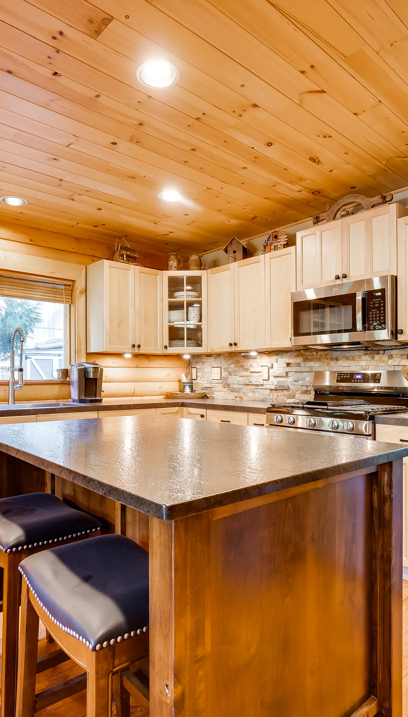 Spacious Packwood Cabin w/ Hot Tub - Near River