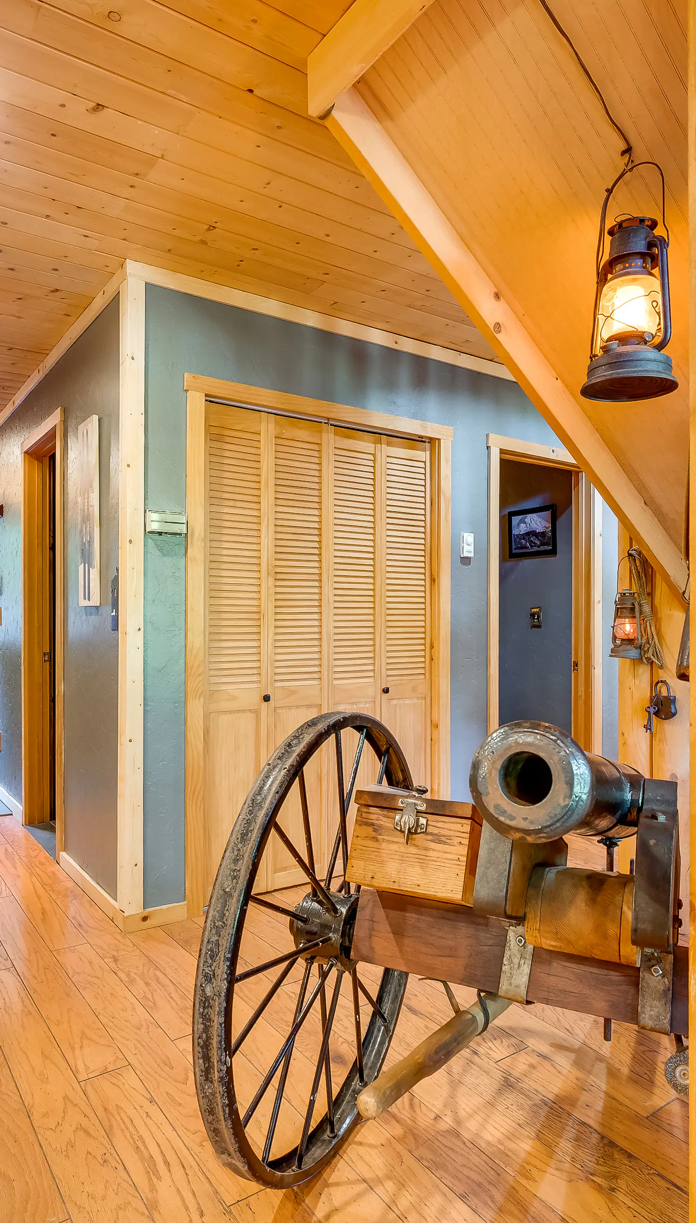 Spacious Packwood Cabin w/ Hot Tub - Near River