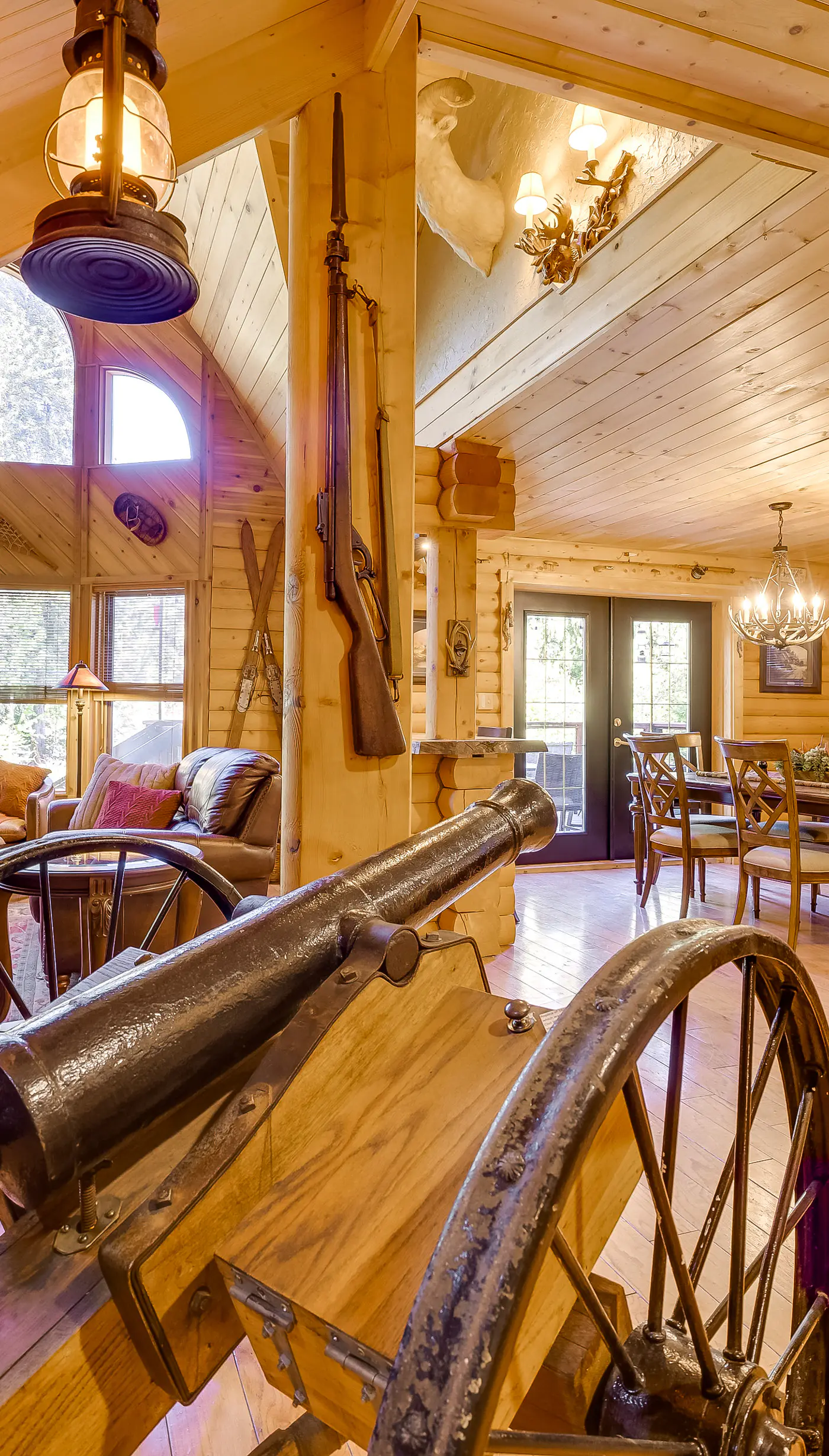 Spacious Packwood Cabin w/ Hot Tub - Near River