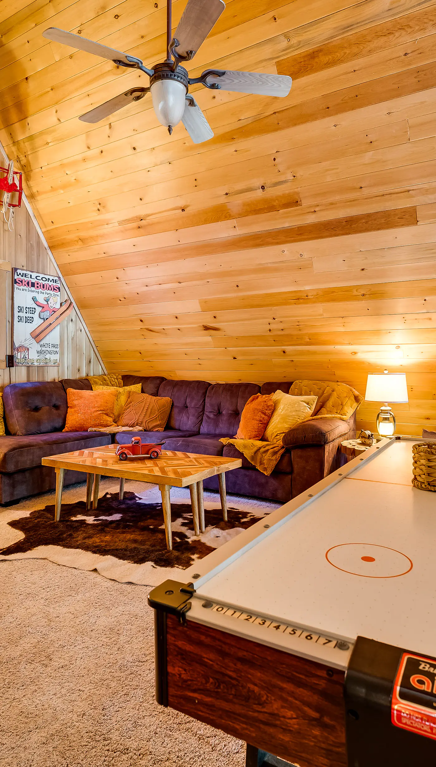 Spacious Packwood Cabin w/ Hot Tub - Near River