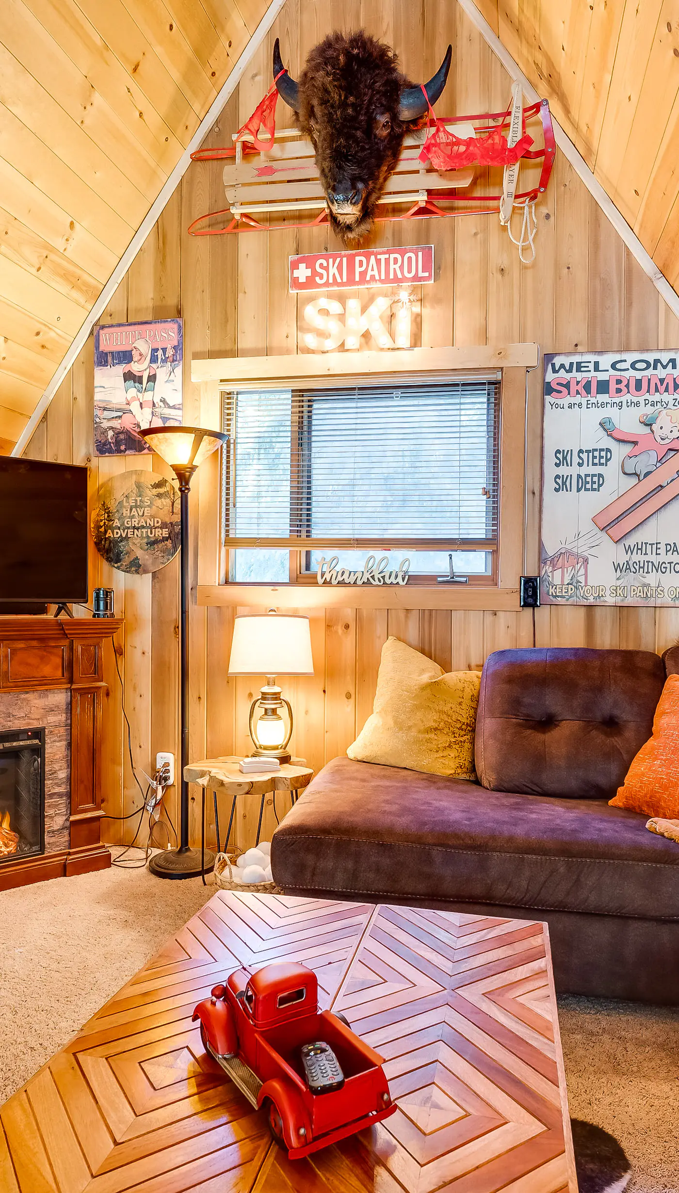 Spacious Packwood Cabin w/ Hot Tub - Near River