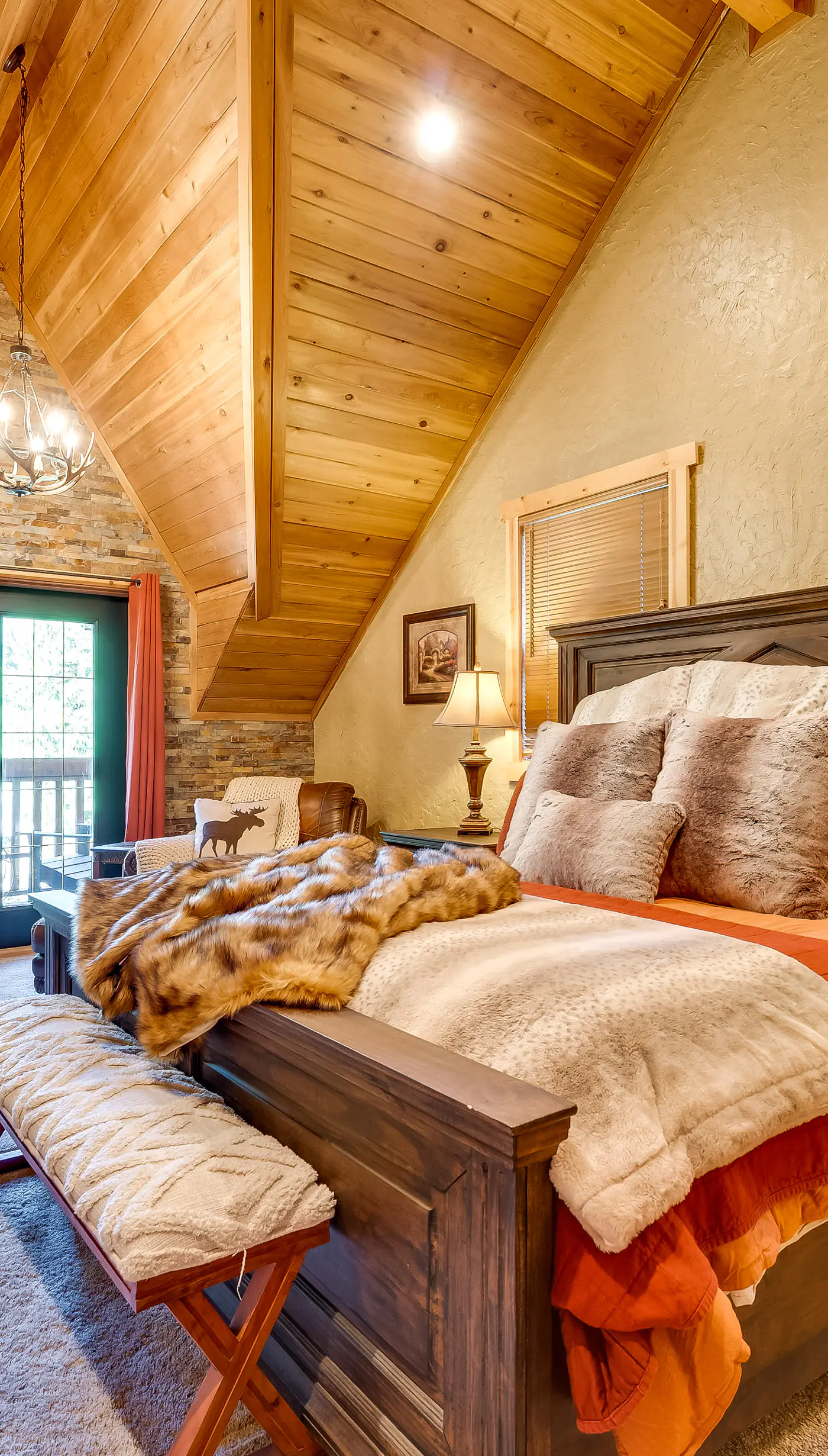 Spacious Packwood Cabin w/ Hot Tub - Near River
