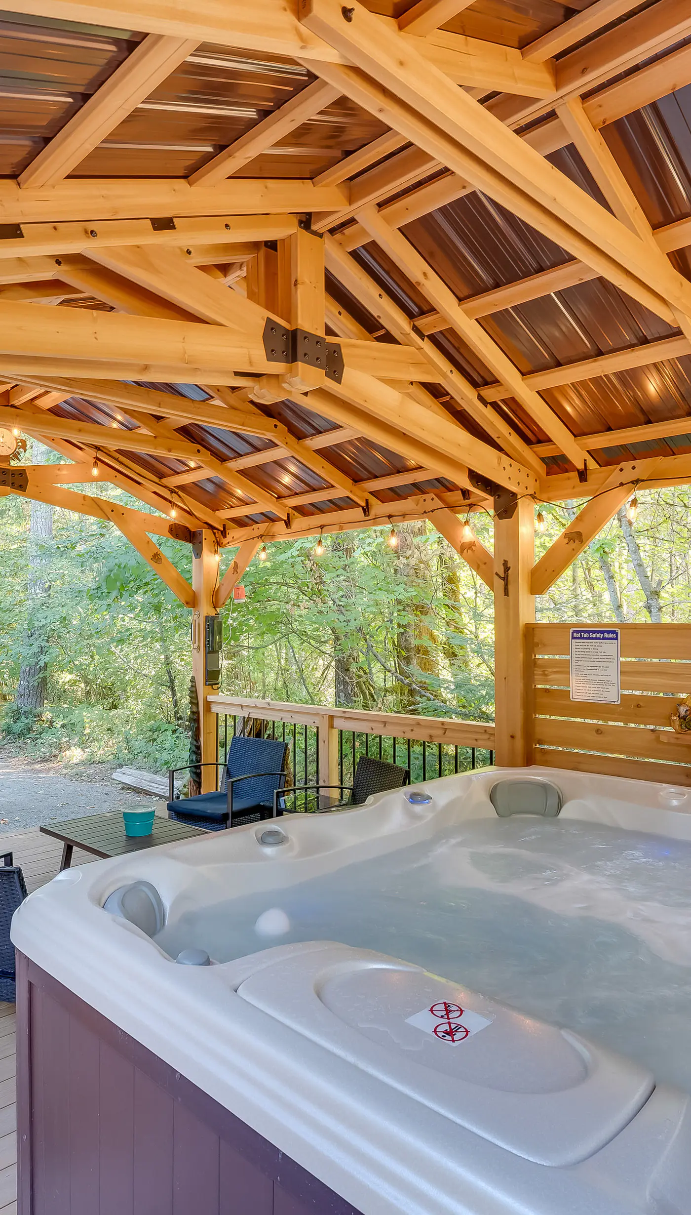Spacious Packwood Cabin w/ Hot Tub - Near River