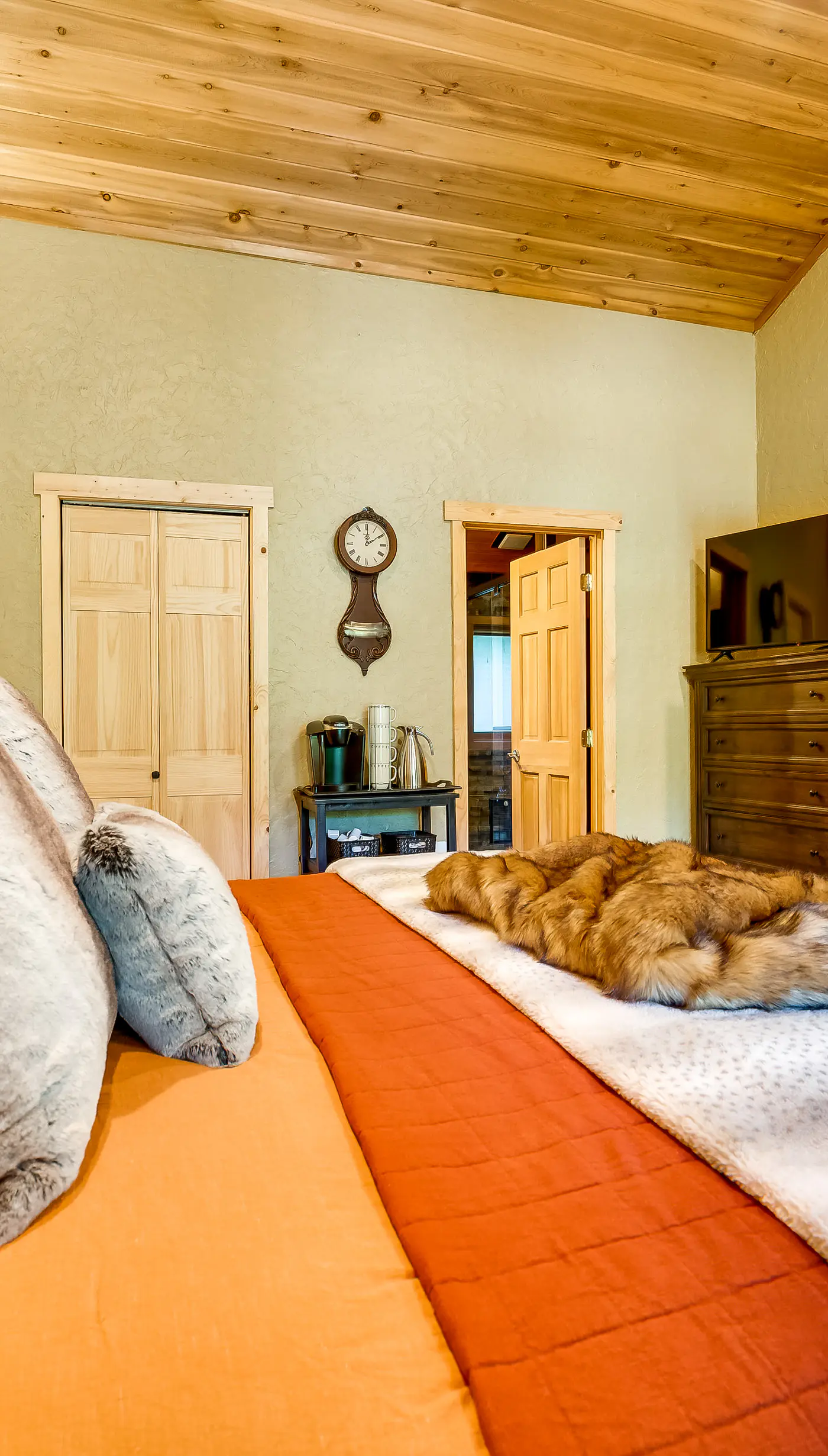 Spacious Packwood Cabin w/ Hot Tub - Near River