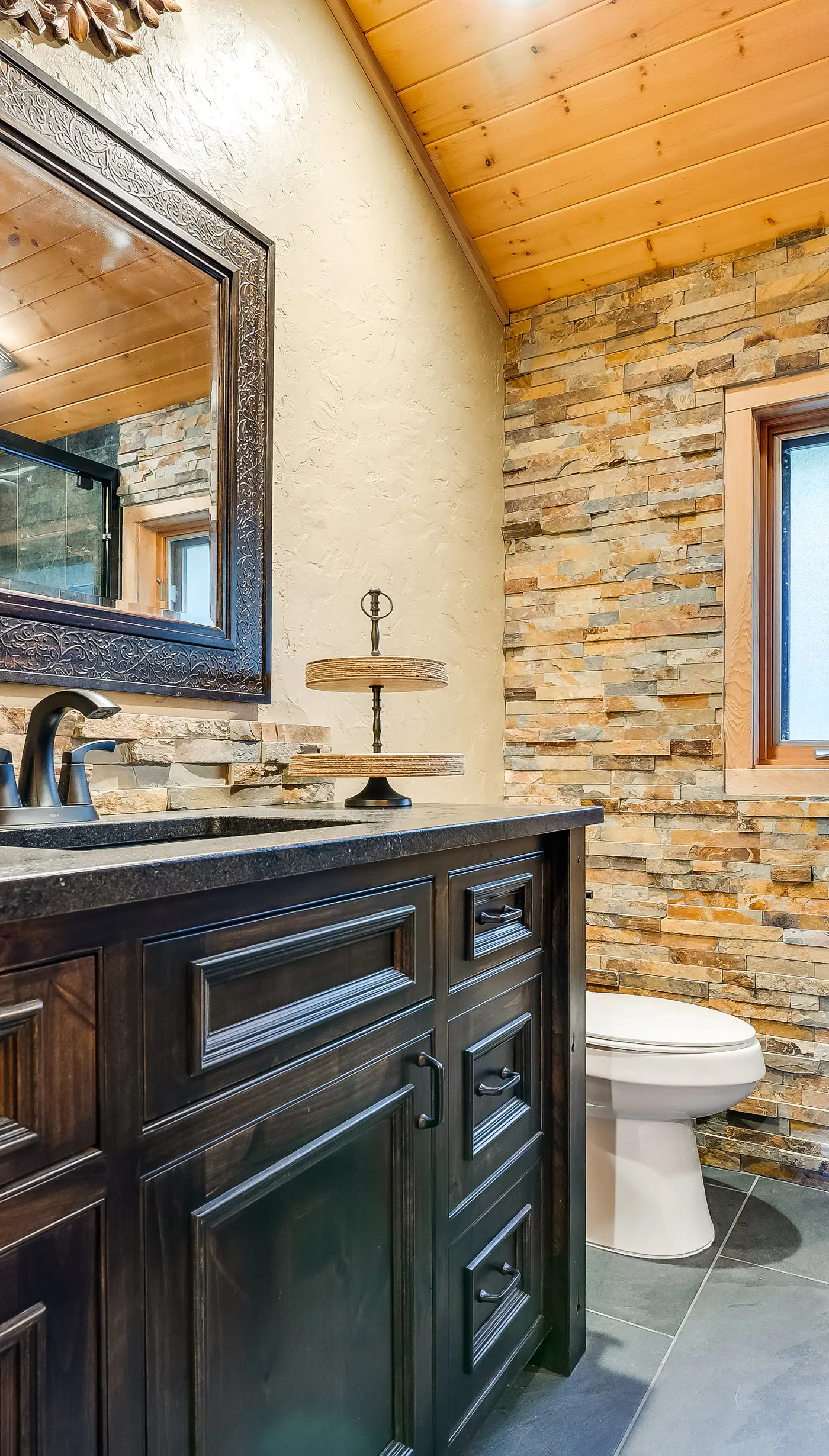 Spacious Packwood Cabin w/ Hot Tub - Near River