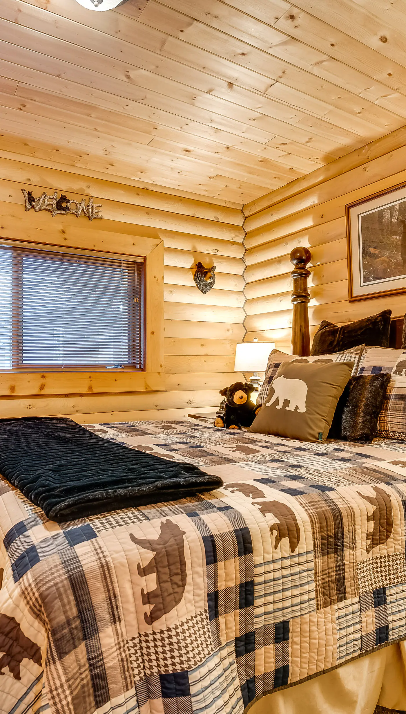 Spacious Packwood Cabin w/ Hot Tub - Near River