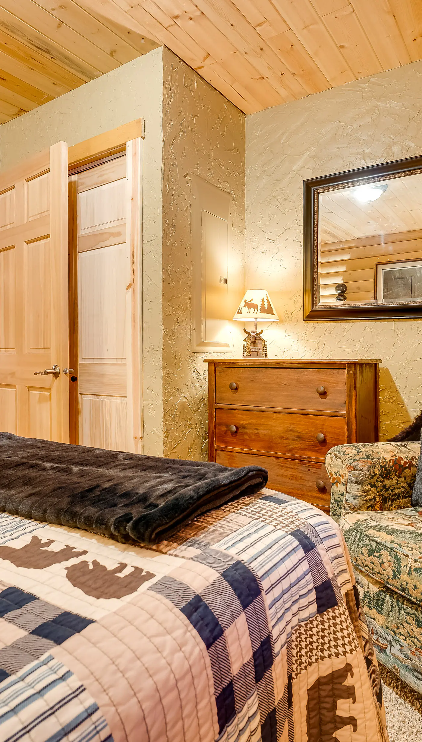Spacious Packwood Cabin w/ Hot Tub - Near River