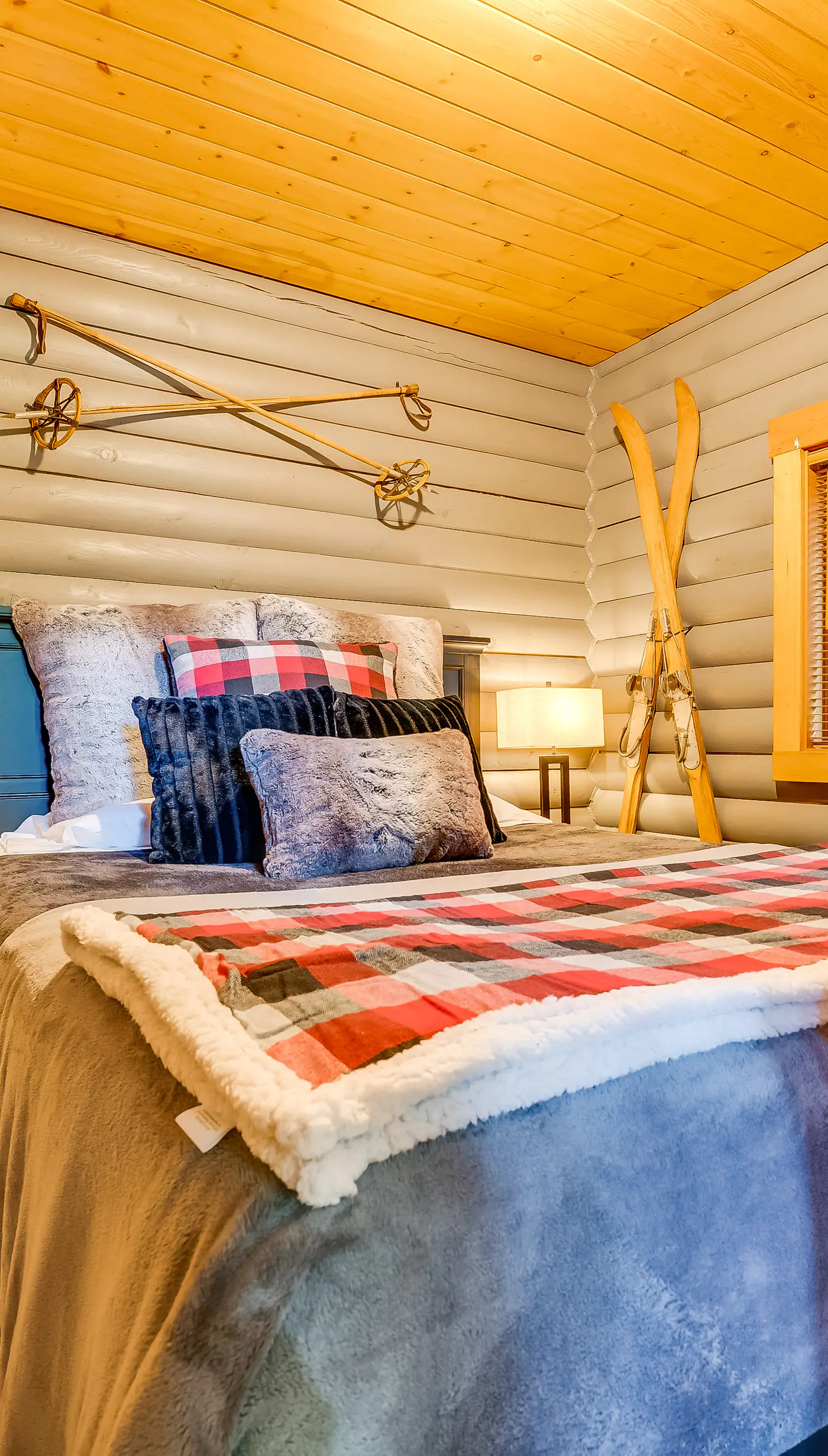 Spacious Packwood Cabin w/ Hot Tub - Near River