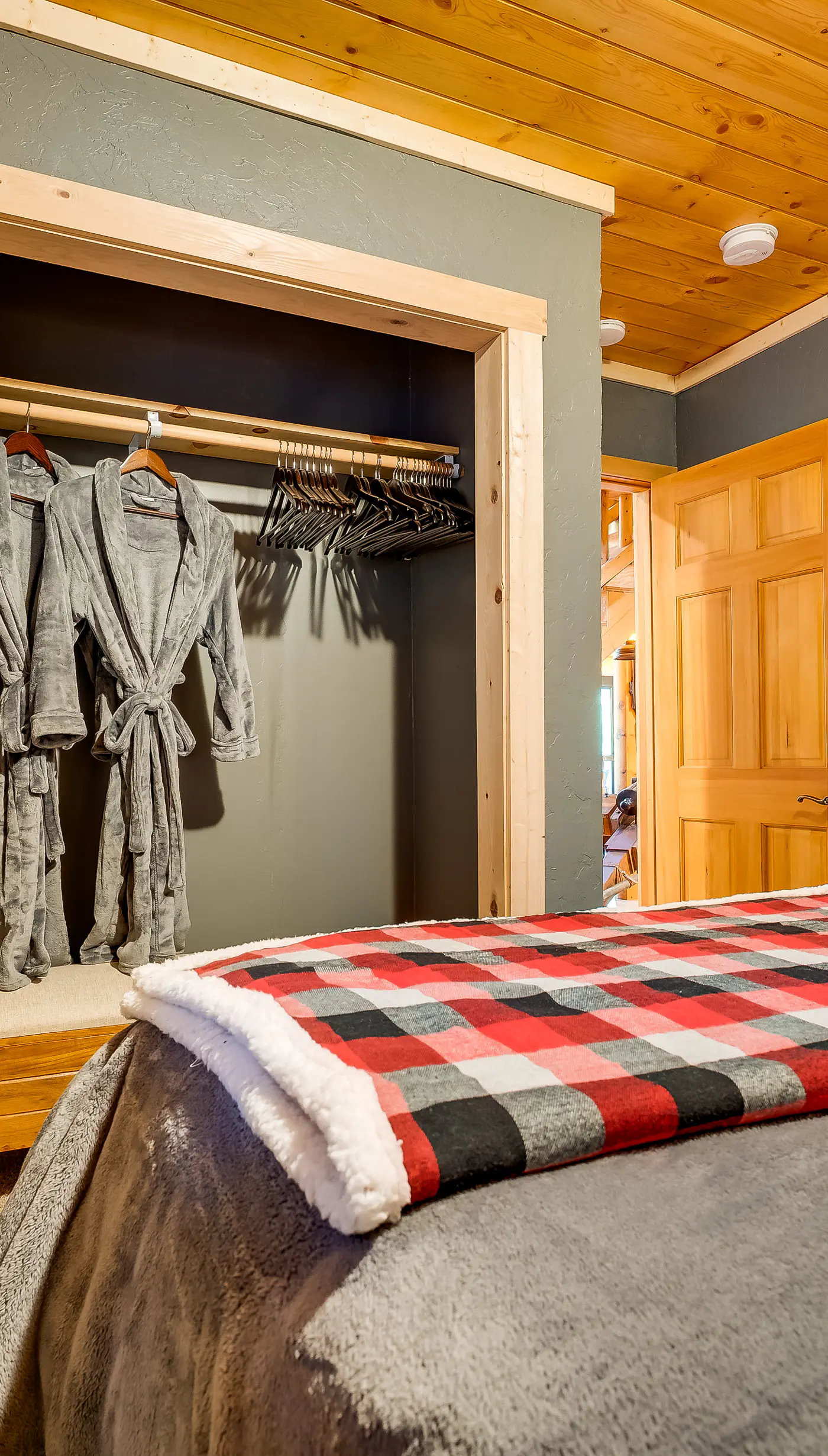 Spacious Packwood Cabin w/ Hot Tub - Near River