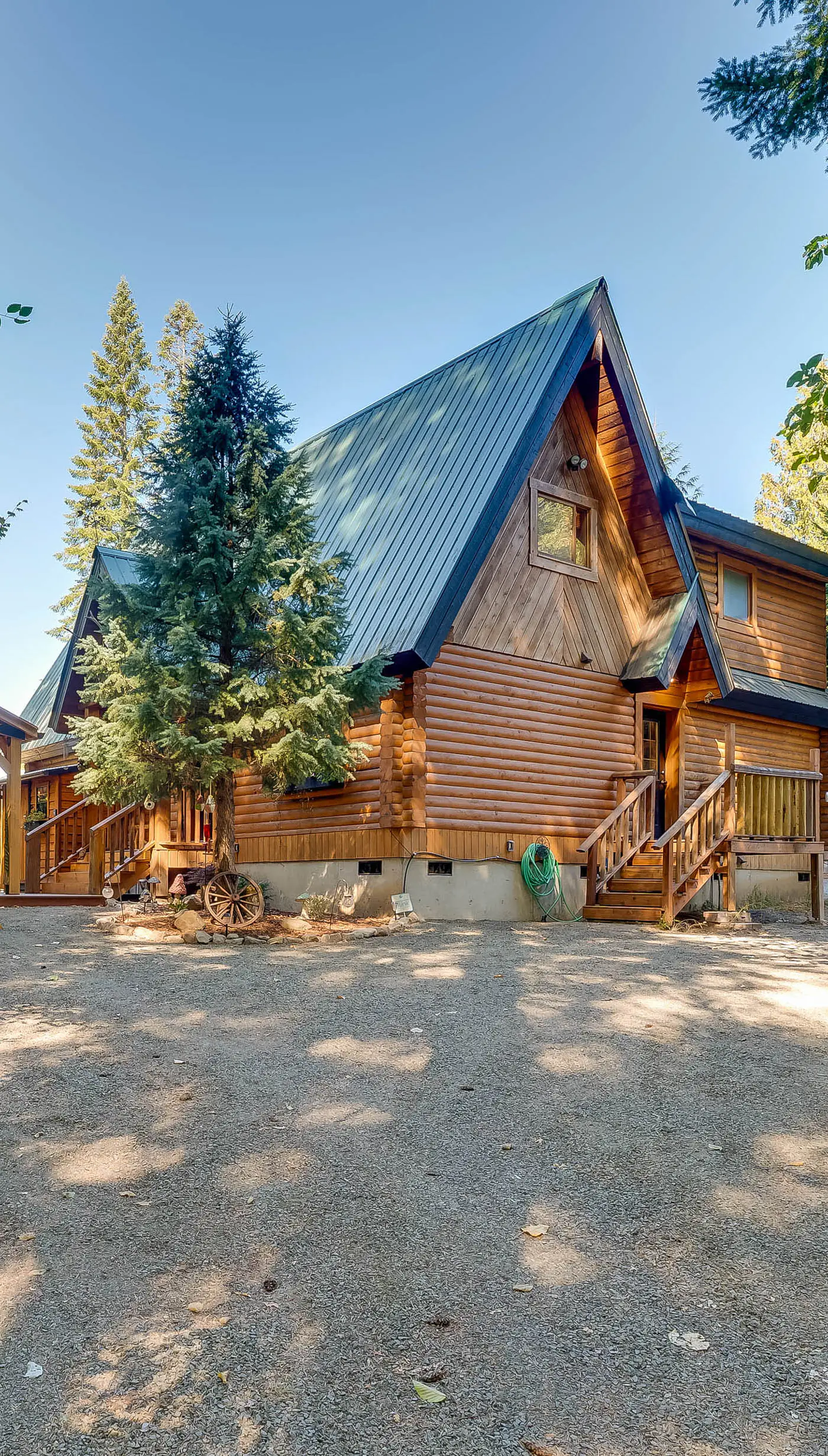 Spacious Packwood Cabin w/ Hot Tub - Near River