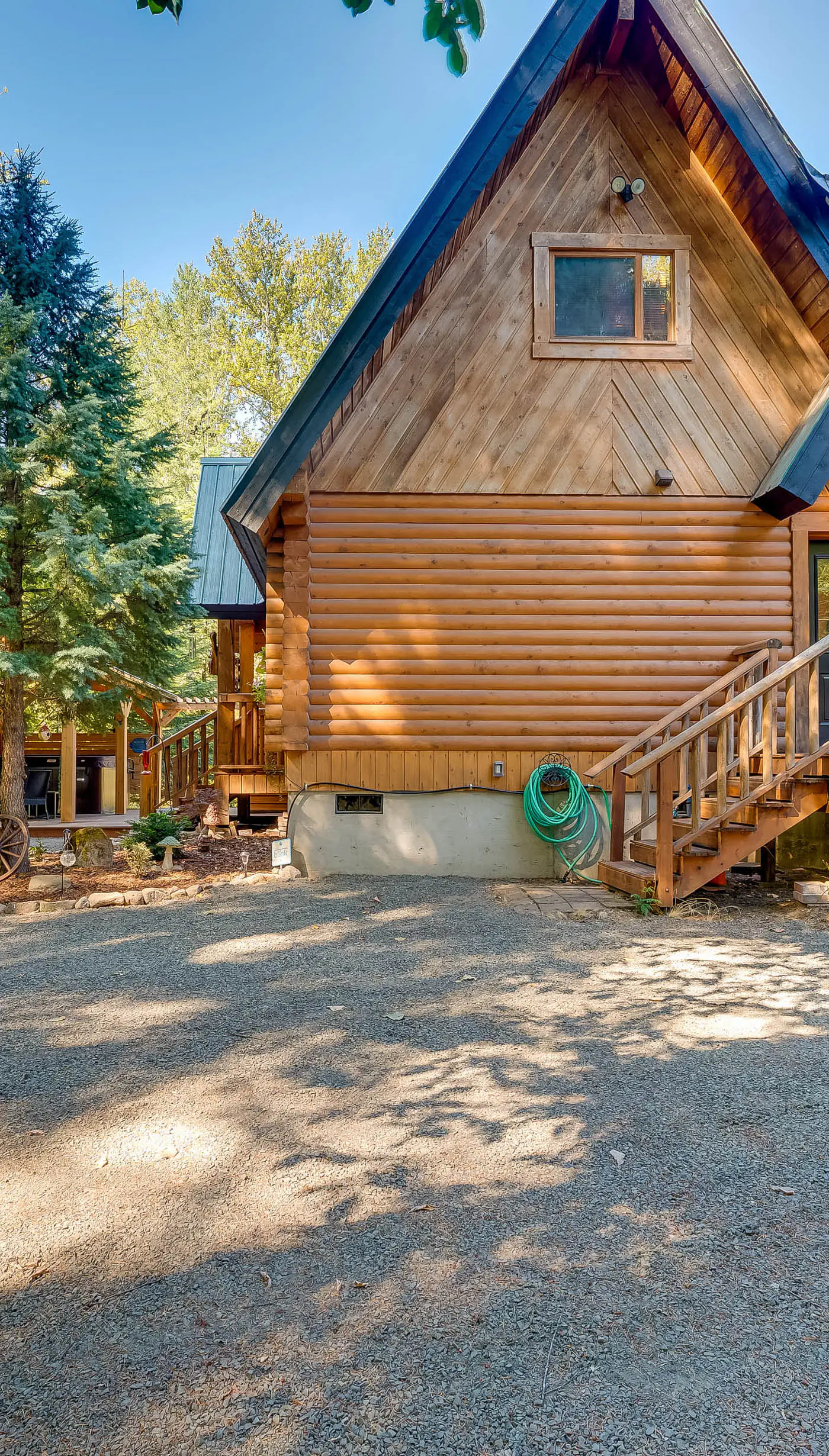 Spacious Packwood Cabin w/ Hot Tub - Near River