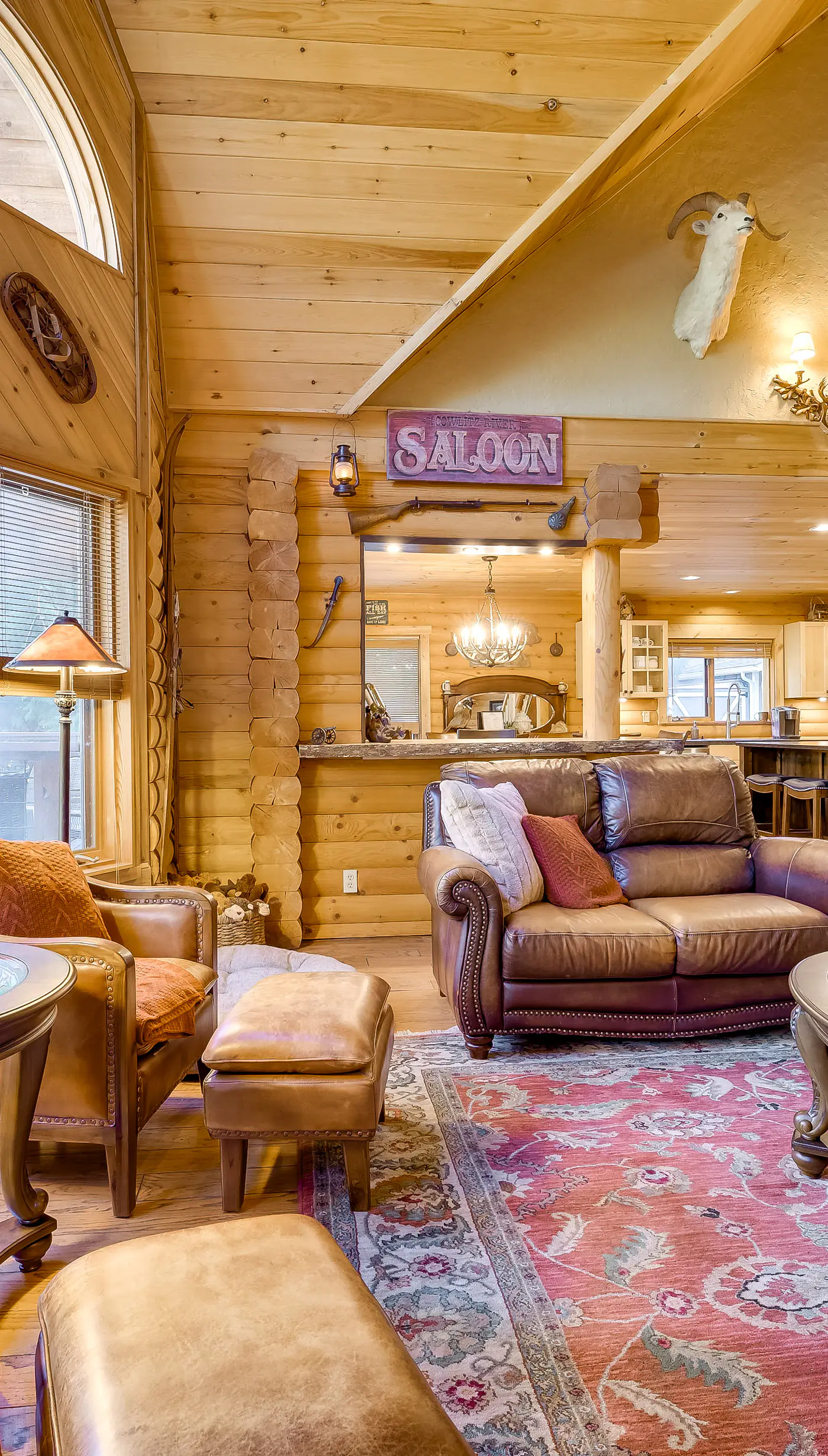 Spacious Packwood Cabin w/ Hot Tub - Near River