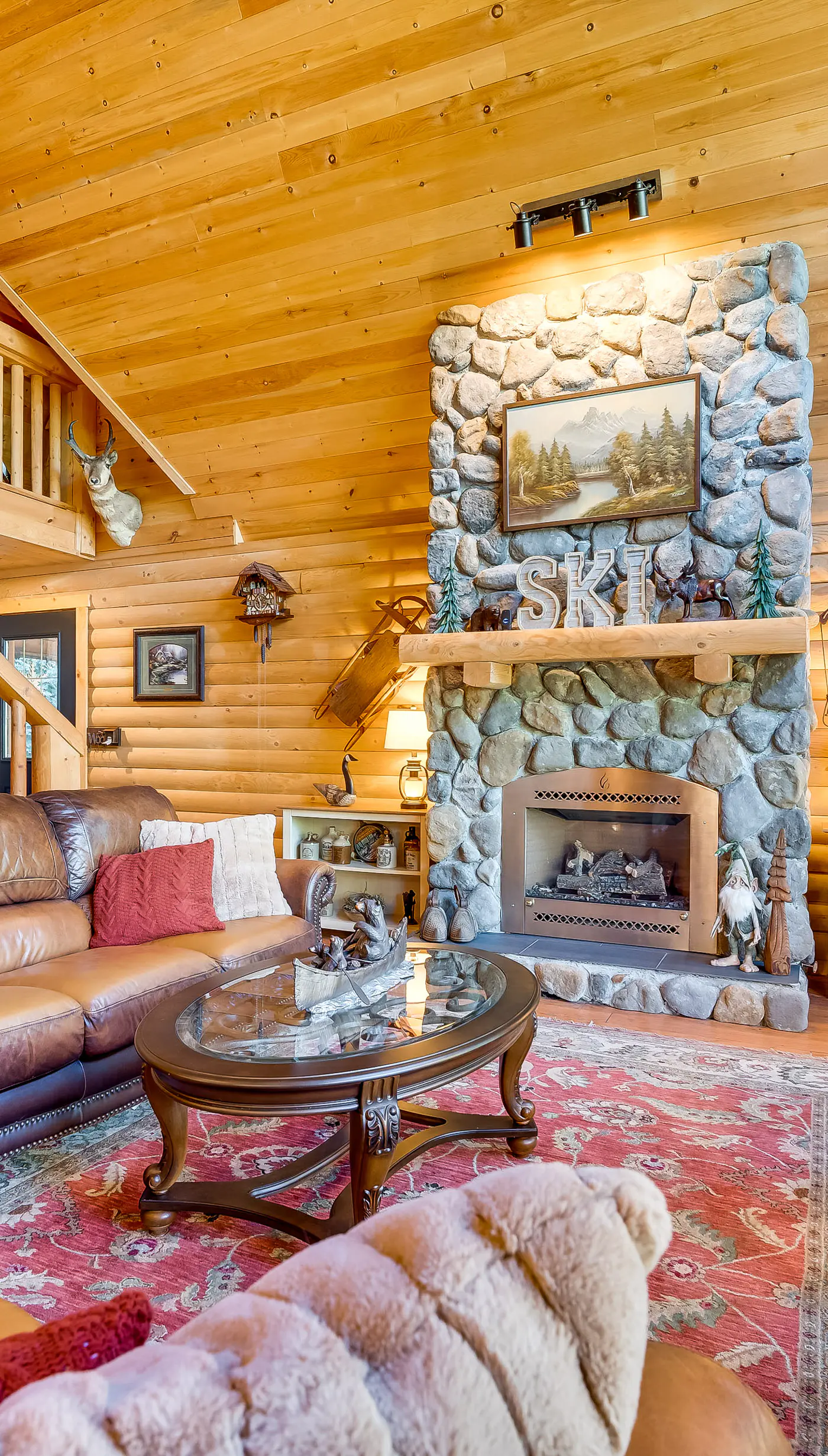 Spacious Packwood Cabin w/ Hot Tub - Near River
