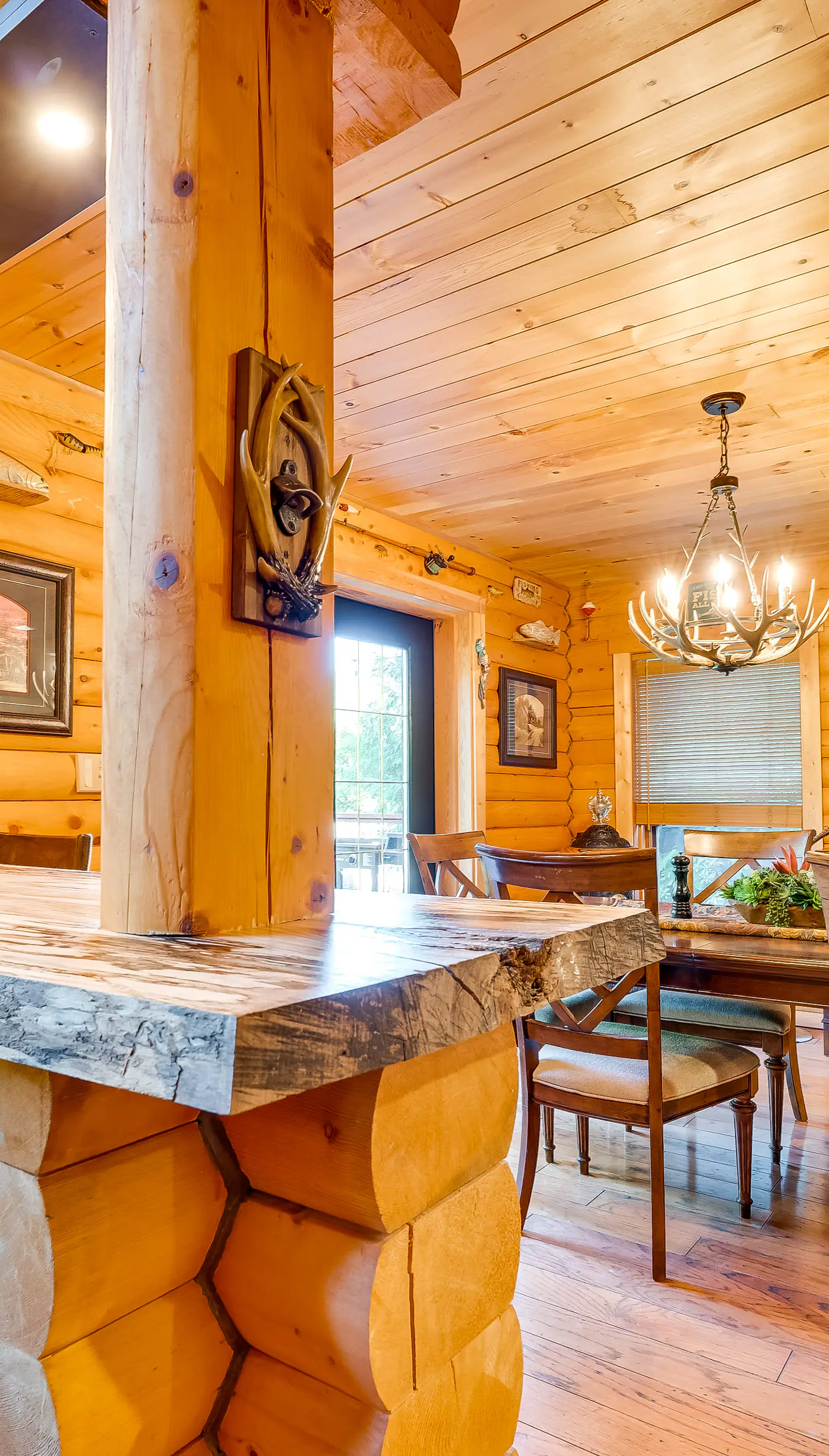 Spacious Packwood Cabin w/ Hot Tub - Near River