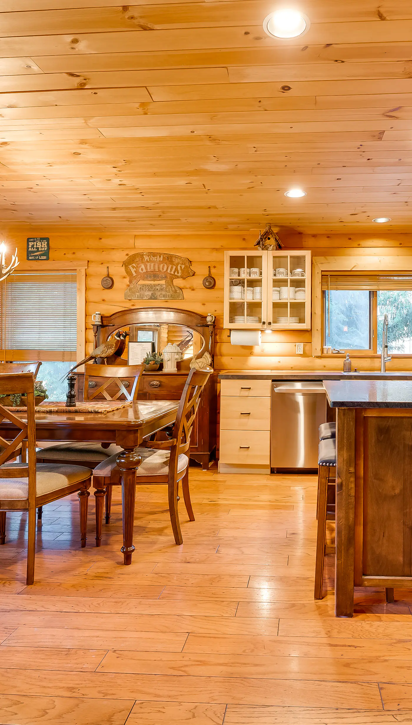 Spacious Packwood Cabin w/ Hot Tub - Near River