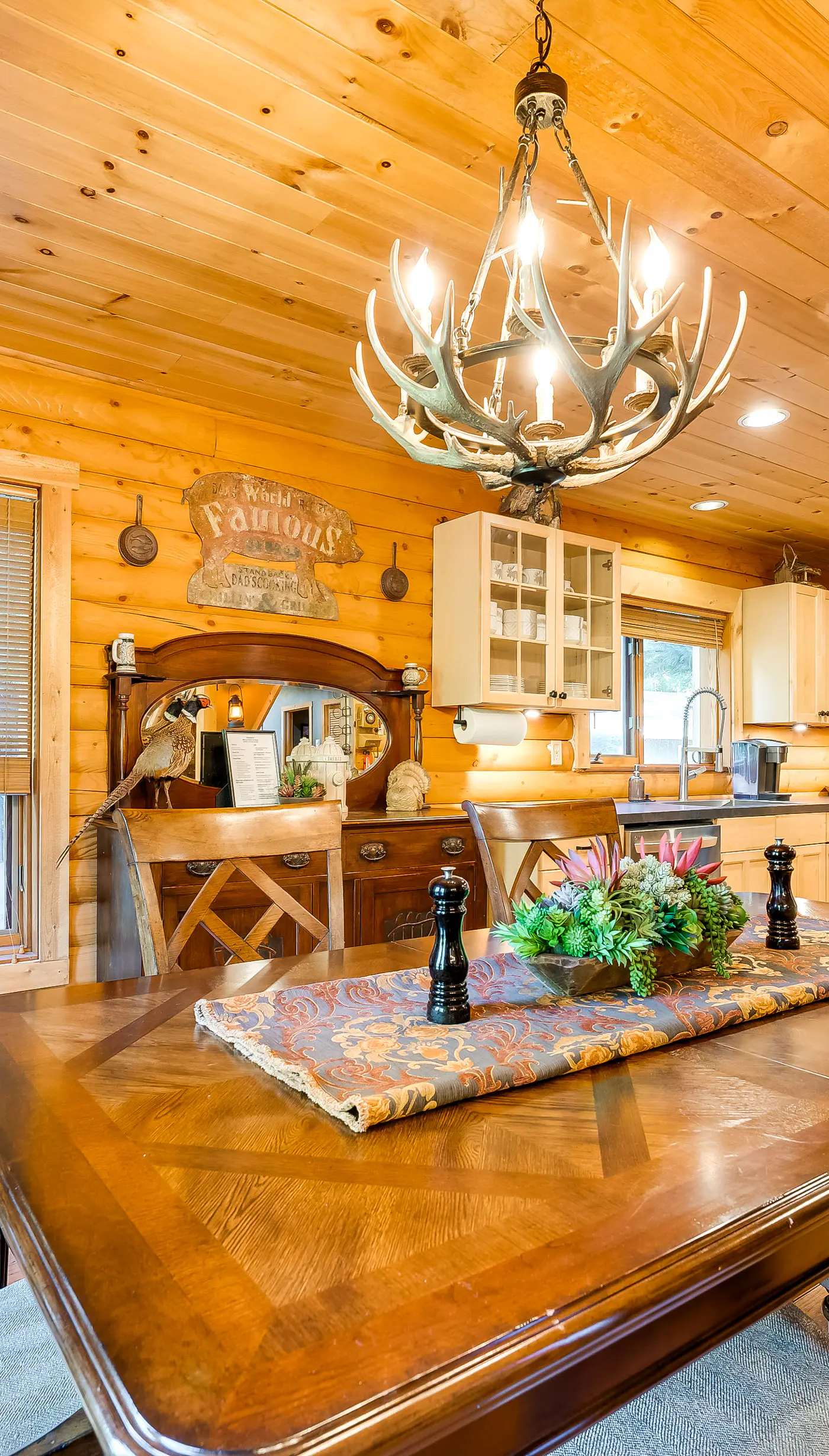 Spacious Packwood Cabin w/ Hot Tub - Near River