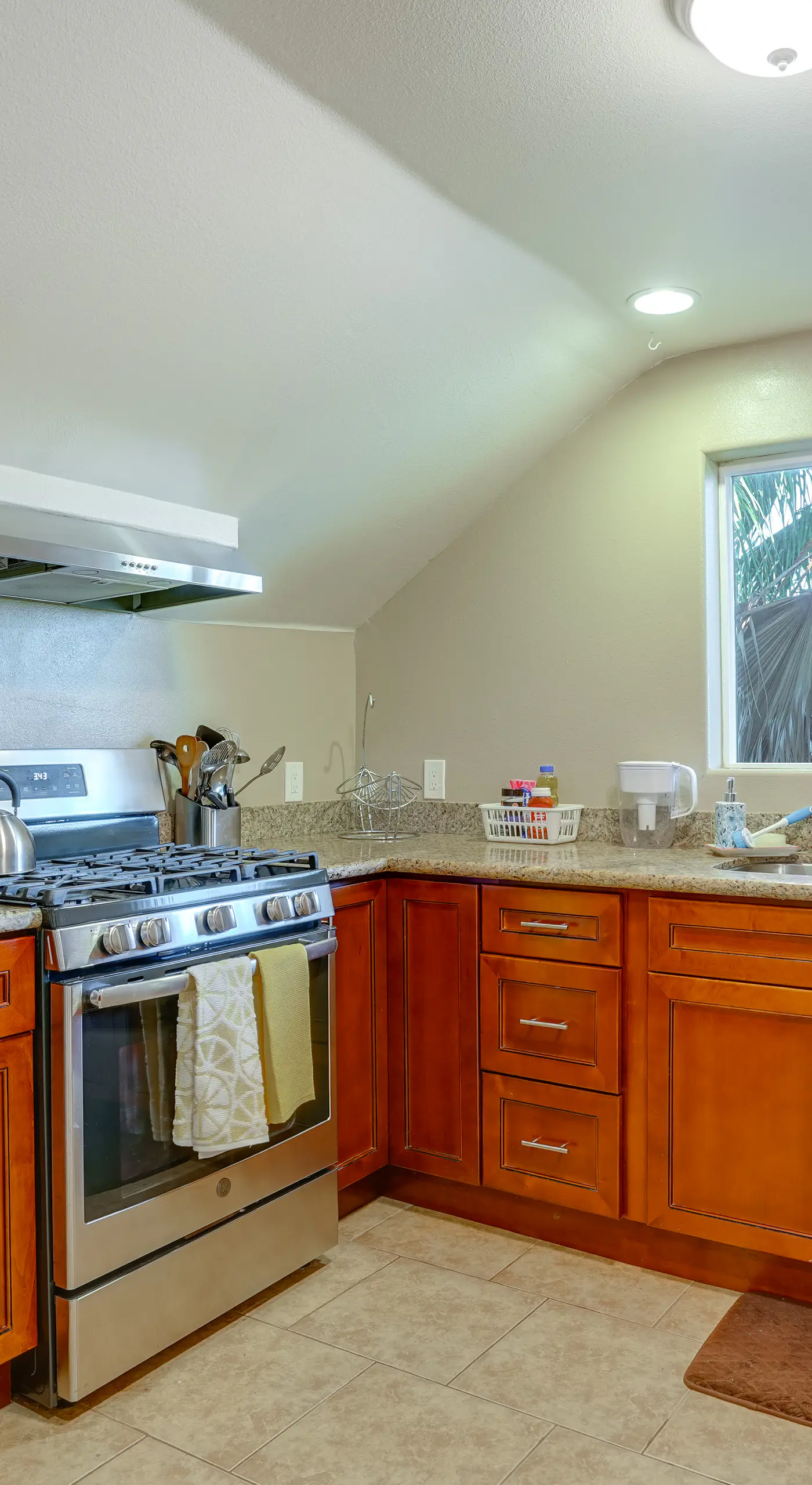 5 Mi to Jack London Square: Apt w/ Shared Yard