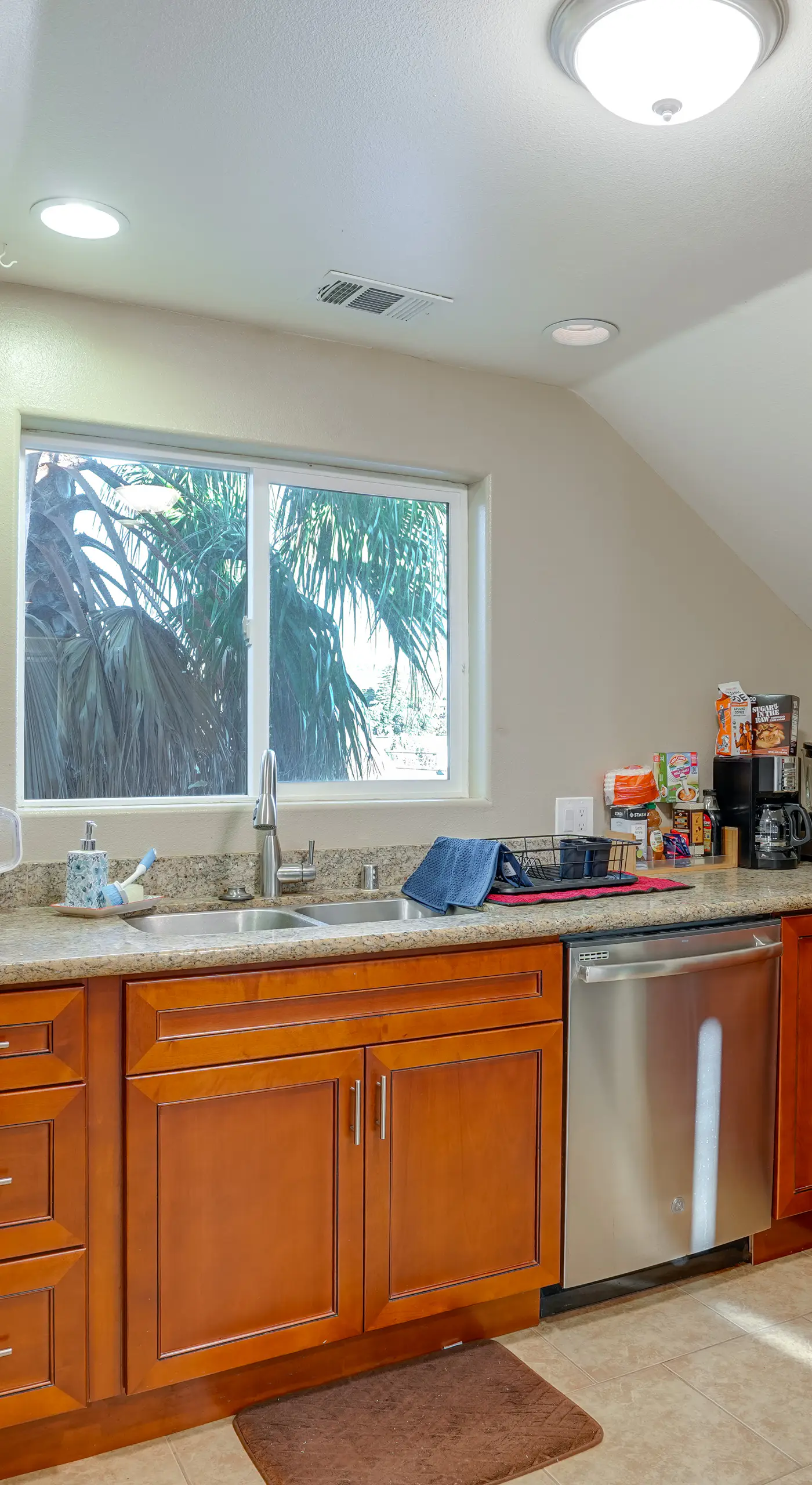 5 Mi to Jack London Square: Apt w/ Shared Yard