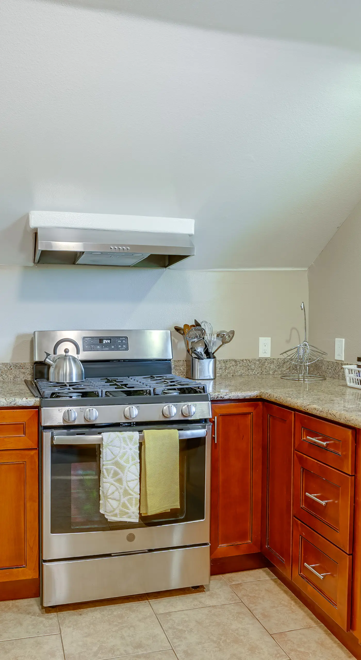 5 Mi to Jack London Square: Apt w/ Shared Yard