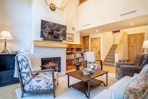 3BR Elkhorn Village condo with mountain views, pool, hot tub, fireplace.