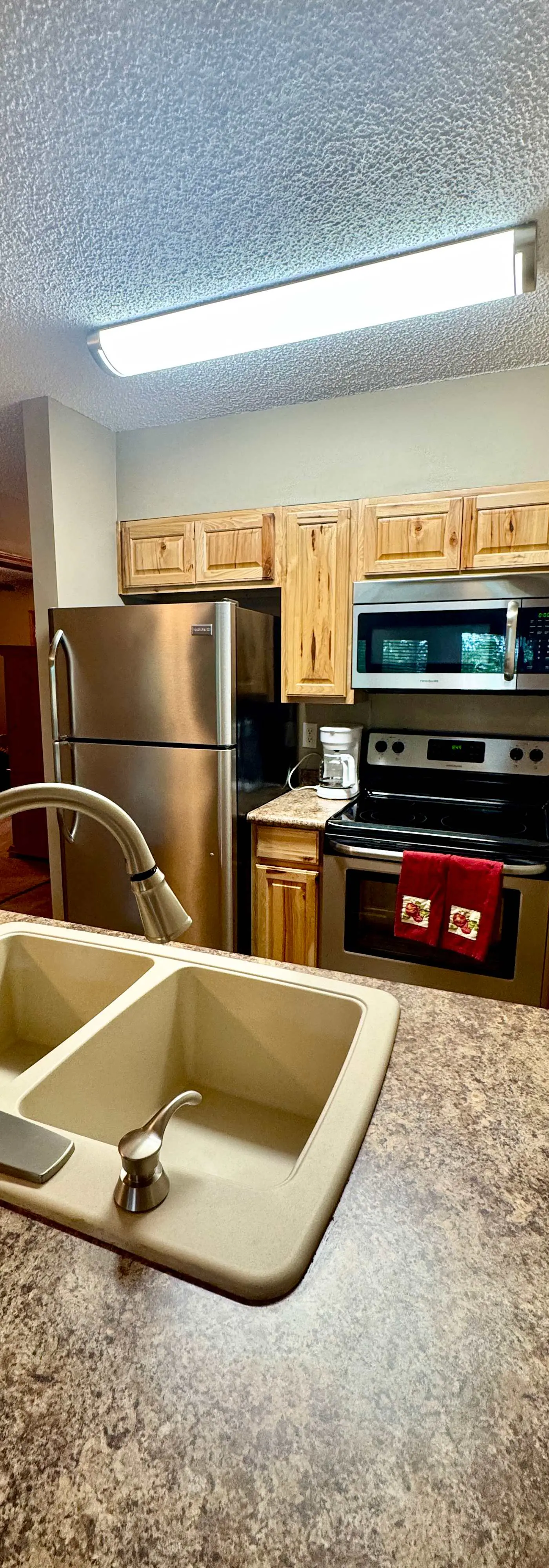 Rustic 2BR Cabin - Wooded View - Seasonal Pool