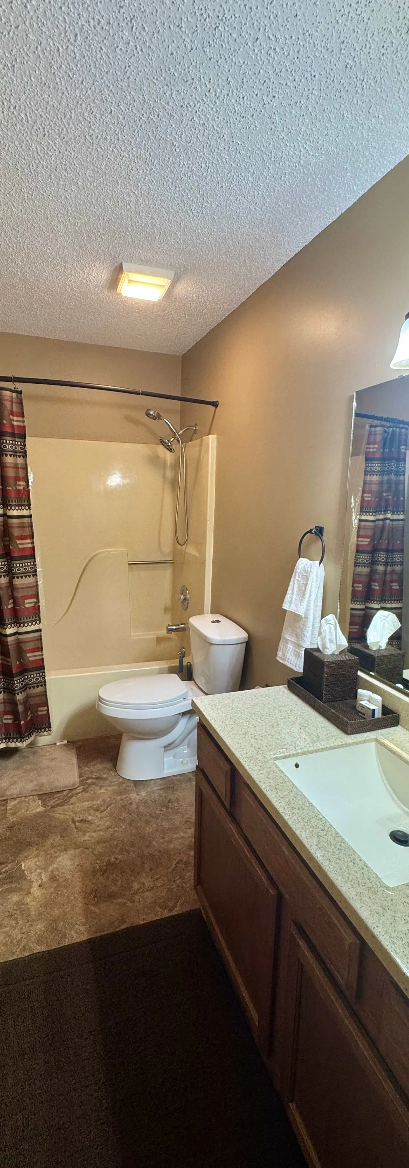 Rustic 2BR Cabin - Wooded View - Seasonal Pool