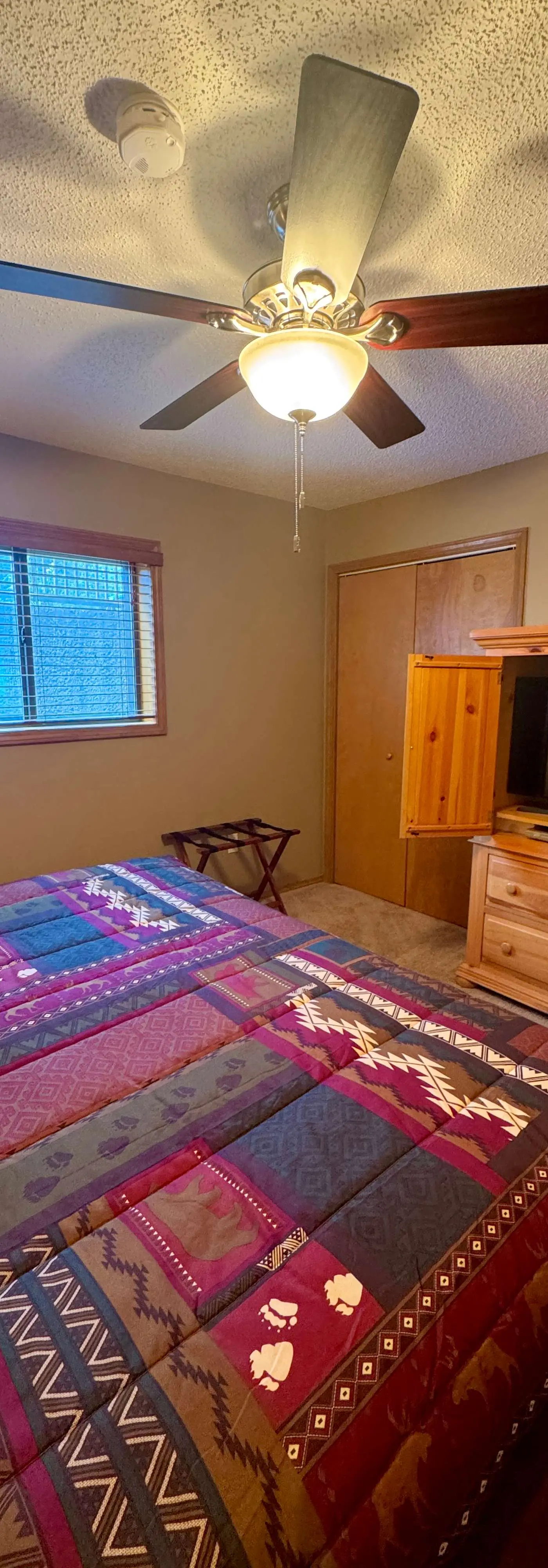 Rustic 2BR Cabin - Wooded View - Seasonal Pool