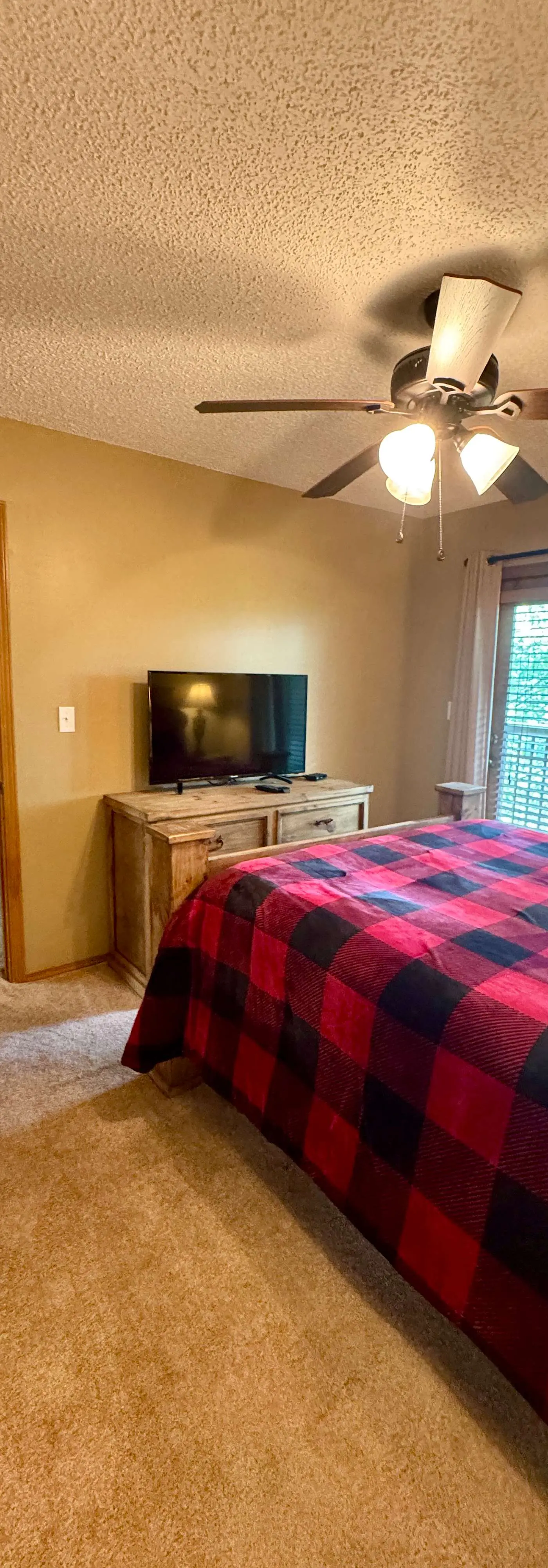 Rustic 2BR Cabin - Wooded View - Seasonal Pool