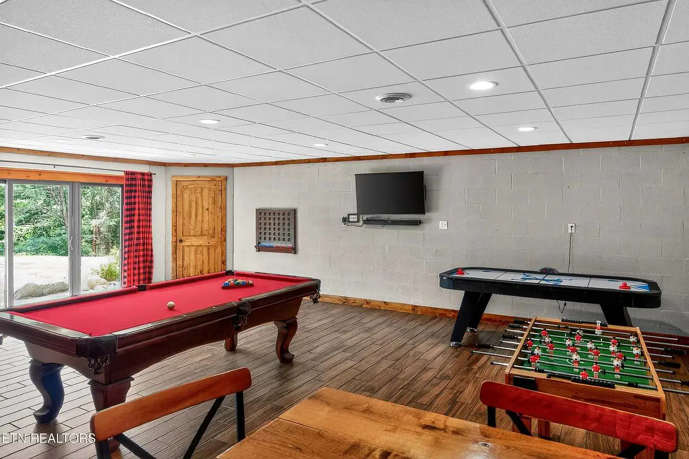 Pet Welcome Cabin, Hot Tub, Game Room, Near Dollywood