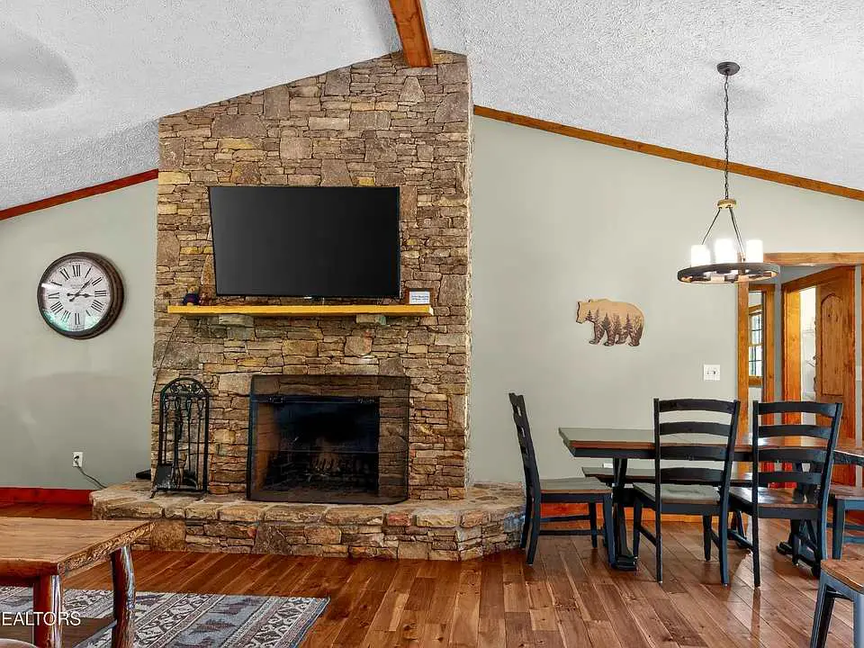 Pet Welcome Cabin, Hot Tub, Game Room, Near Dollywood