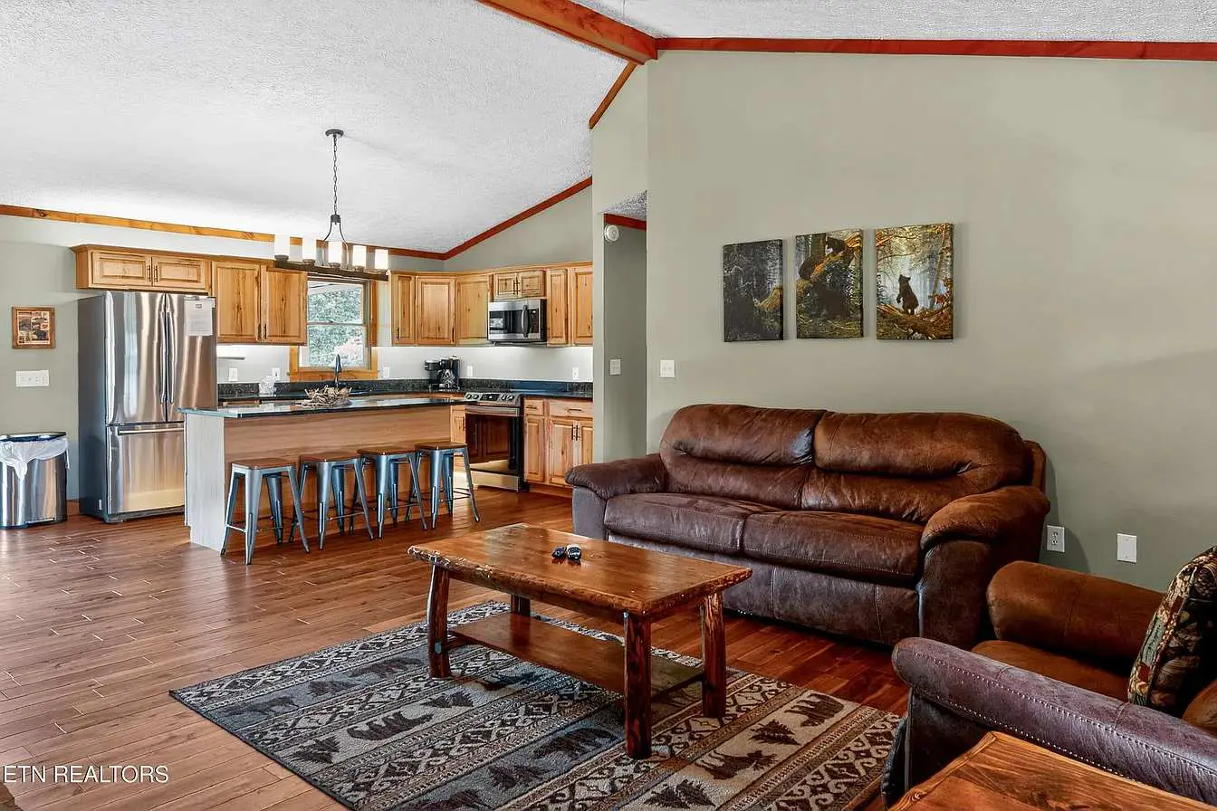 Pet Welcome Cabin, Hot Tub, Game Room, Near Dollywood