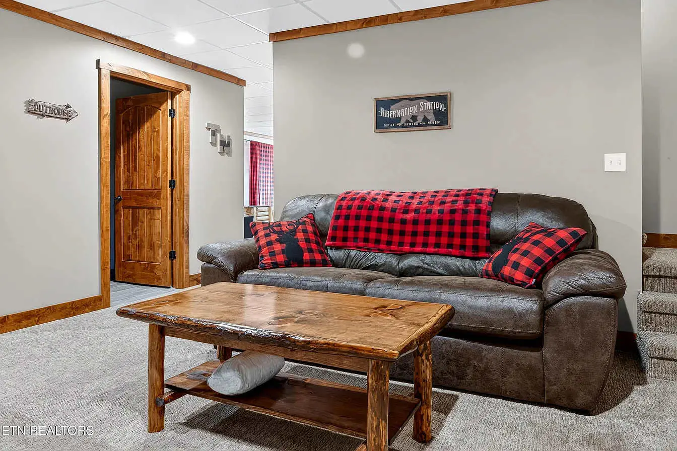 Pet Welcome Cabin, Hot Tub, Game Room, Near Dollywood