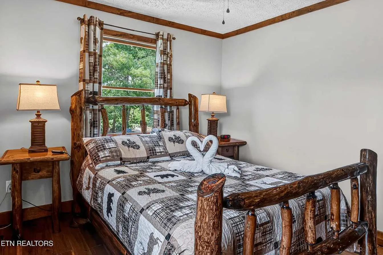 Pet Welcome Cabin, Hot Tub, Game Room, Near Dollywood