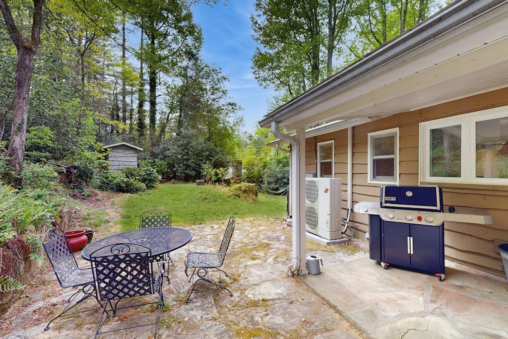 Peaceful house near Nantahala National Forest, covered porch, BBQ, firepit, w/d,